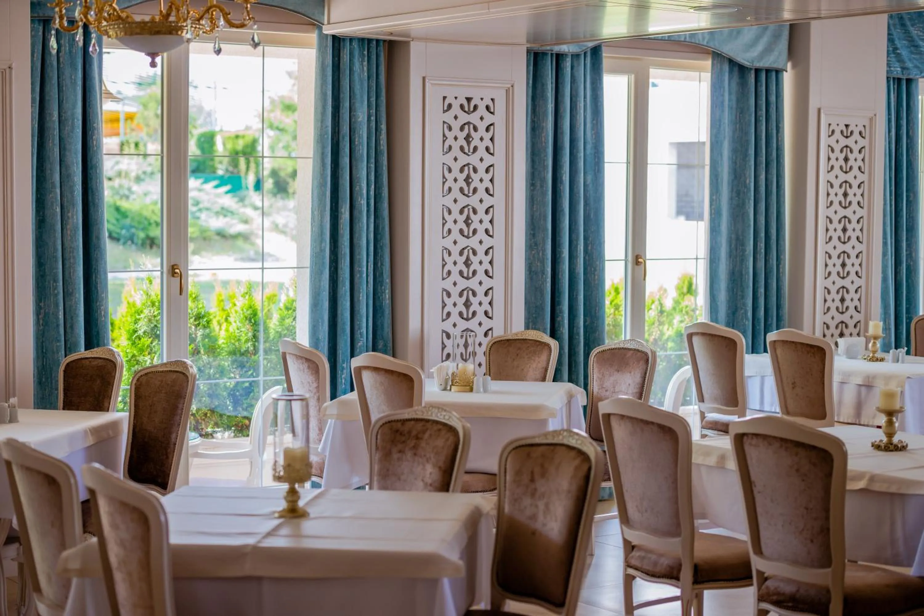 Restaurant/places to eat in Hotel Sulina International