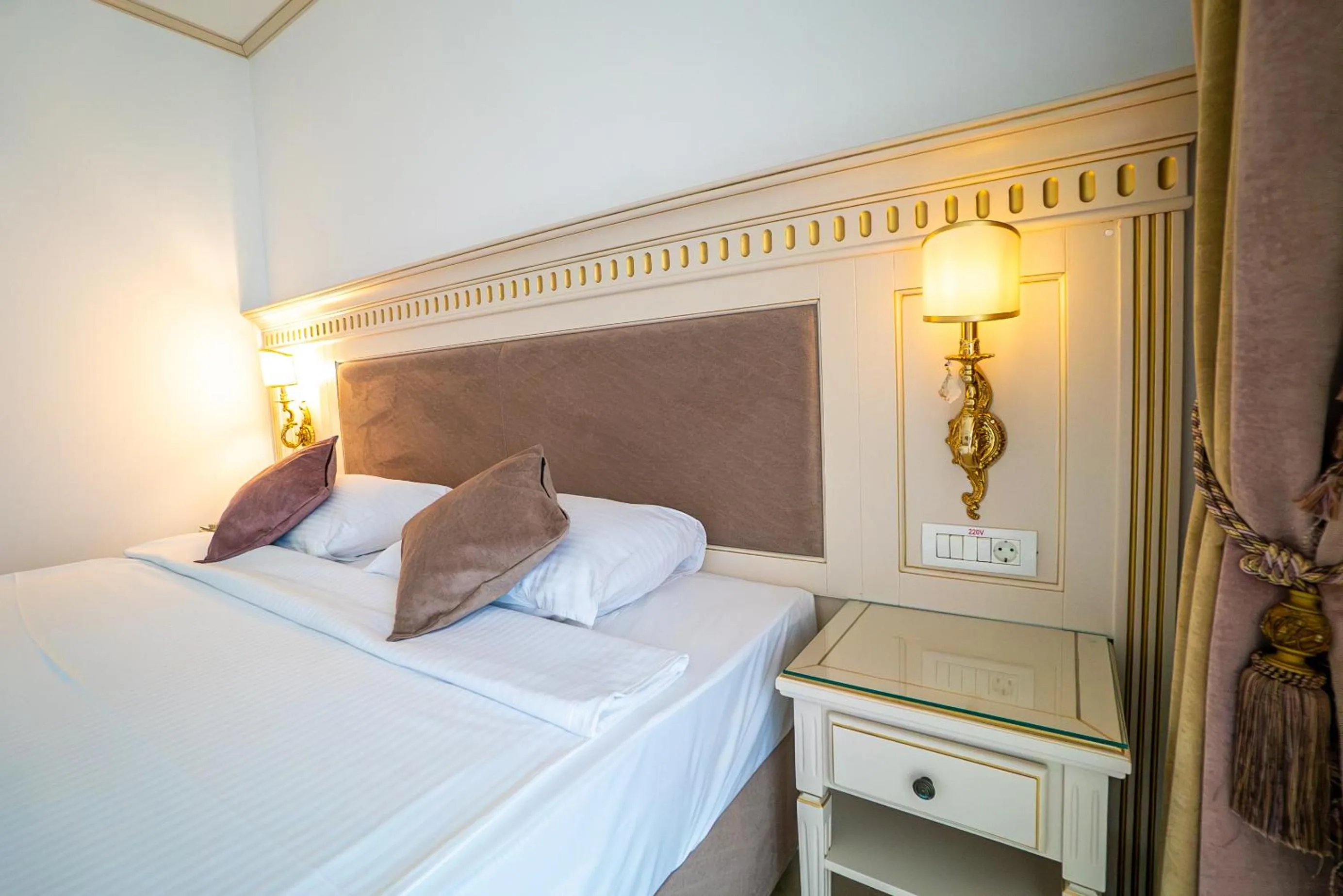 Bed in Hotel Sulina International