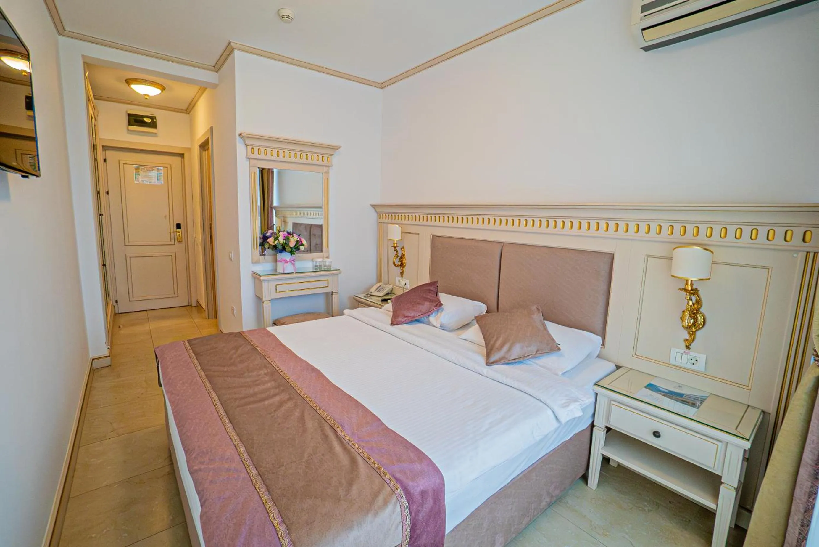 Bed in Hotel Sulina International