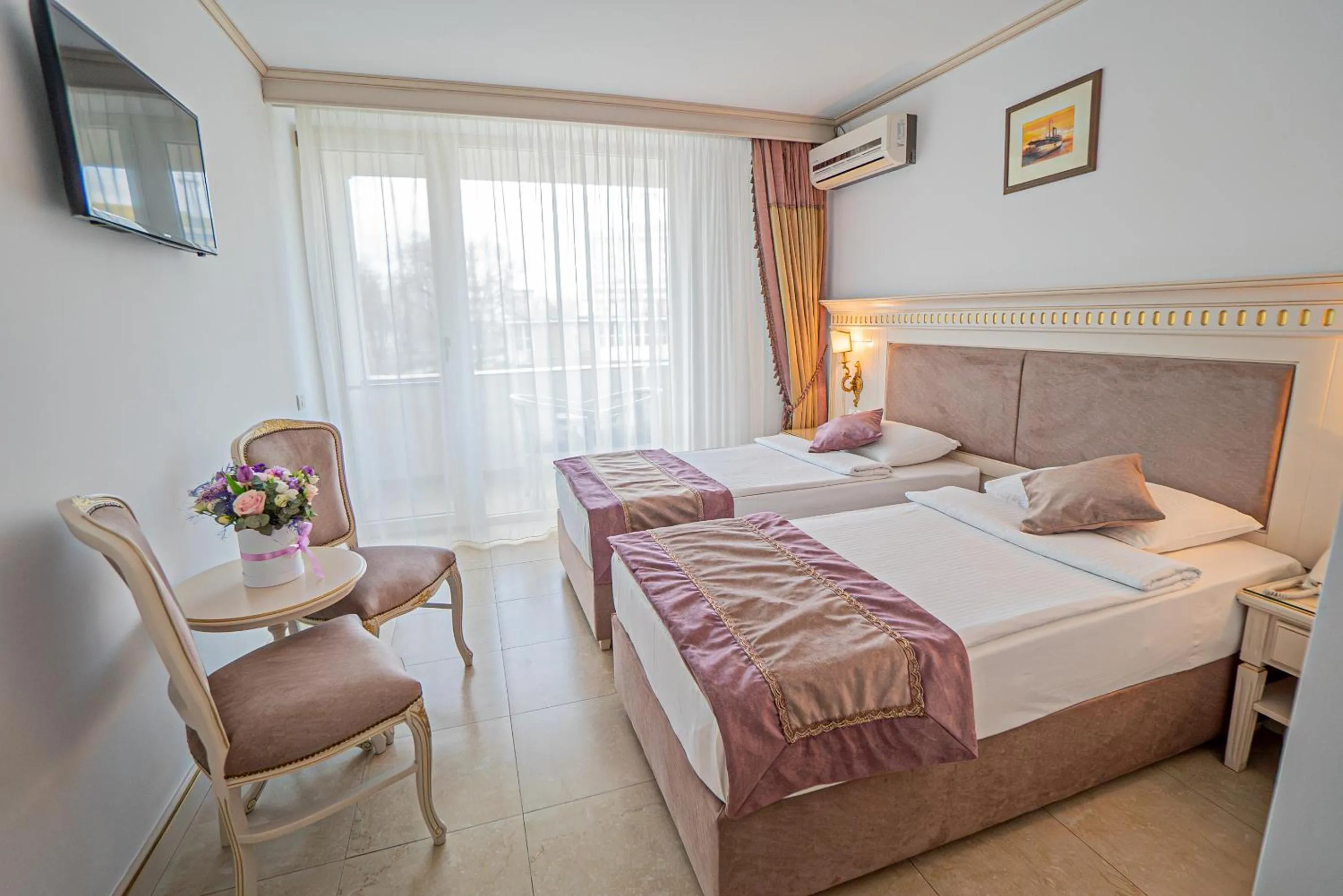 Bed in Hotel Sulina International