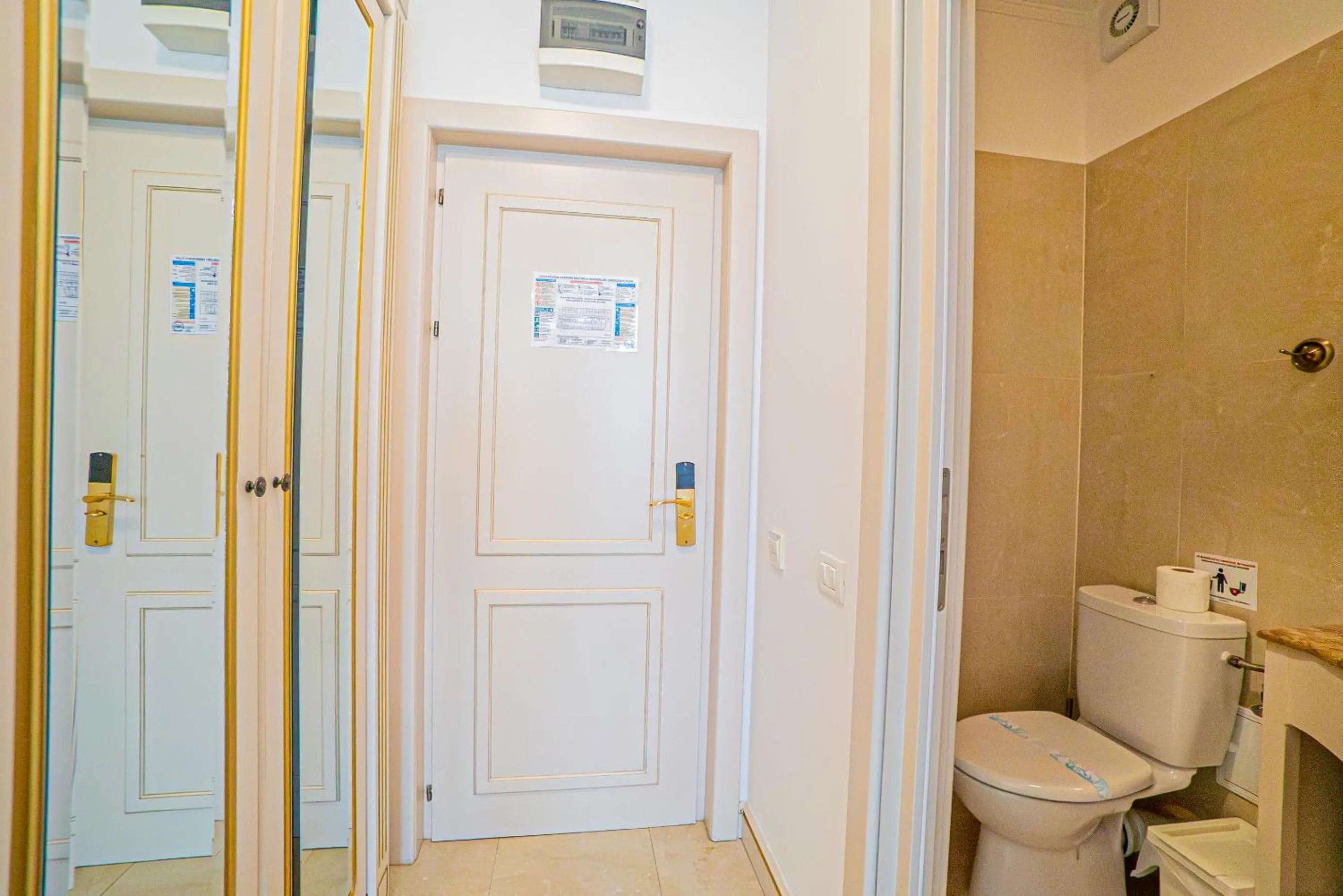 Toilet in Hotel Sulina International