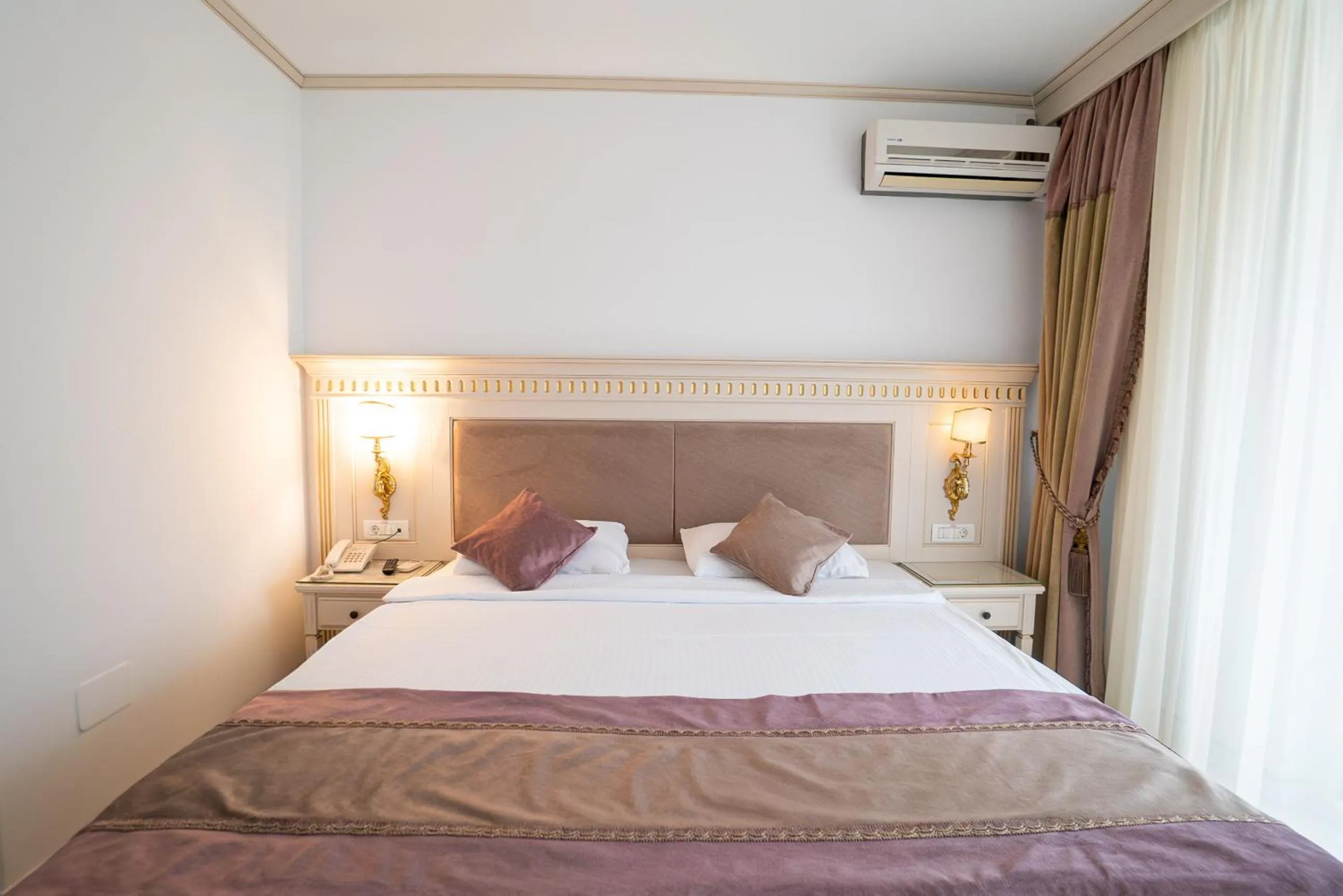 Bed in Hotel Sulina International