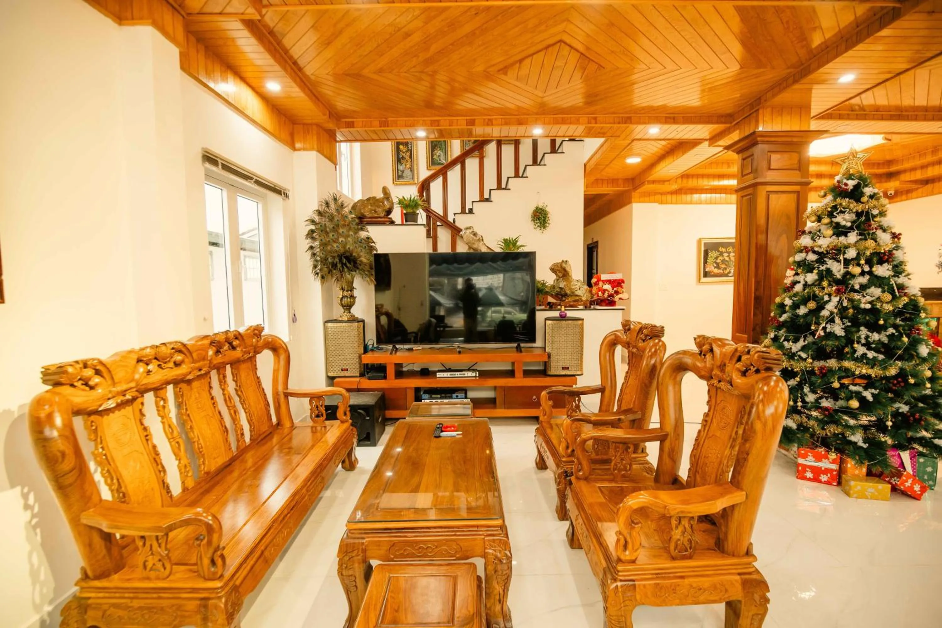 Communal lounge/ TV room in Lê Mùi Hotel - Apartment