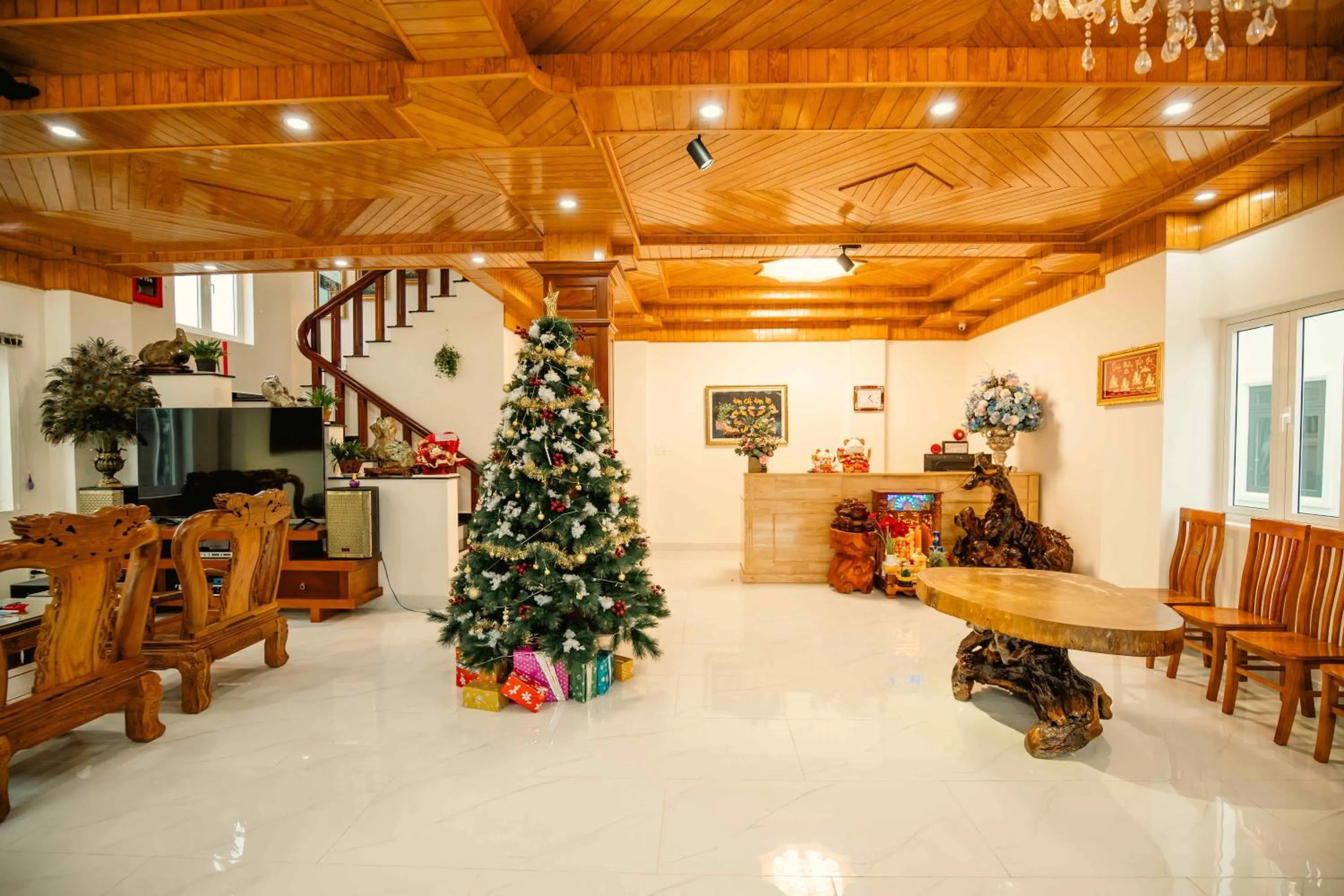 Communal lounge/ TV room in Lê Mùi Hotel - Apartment