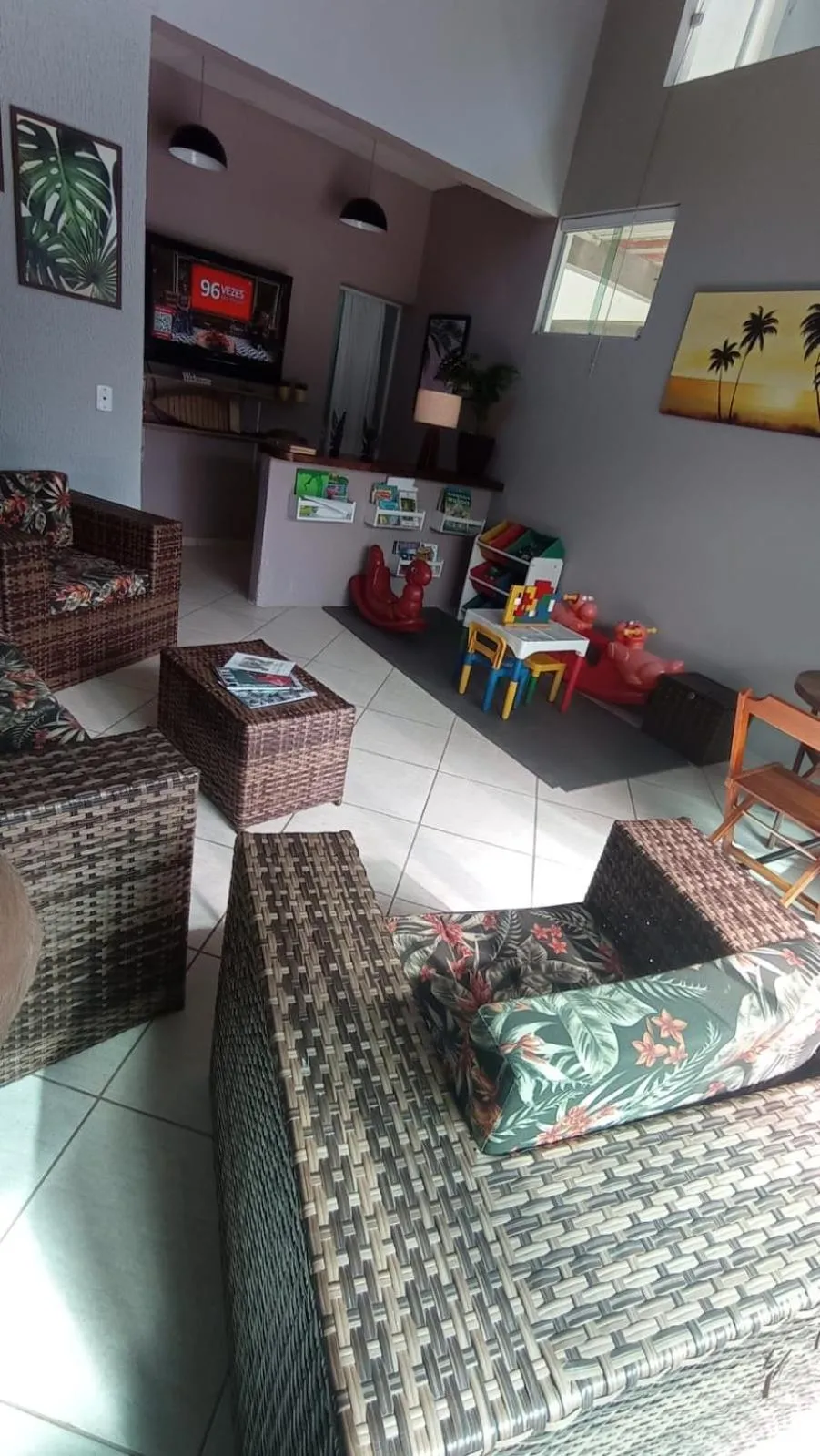 Communal lounge/ TV room in Mares de Camburizinho