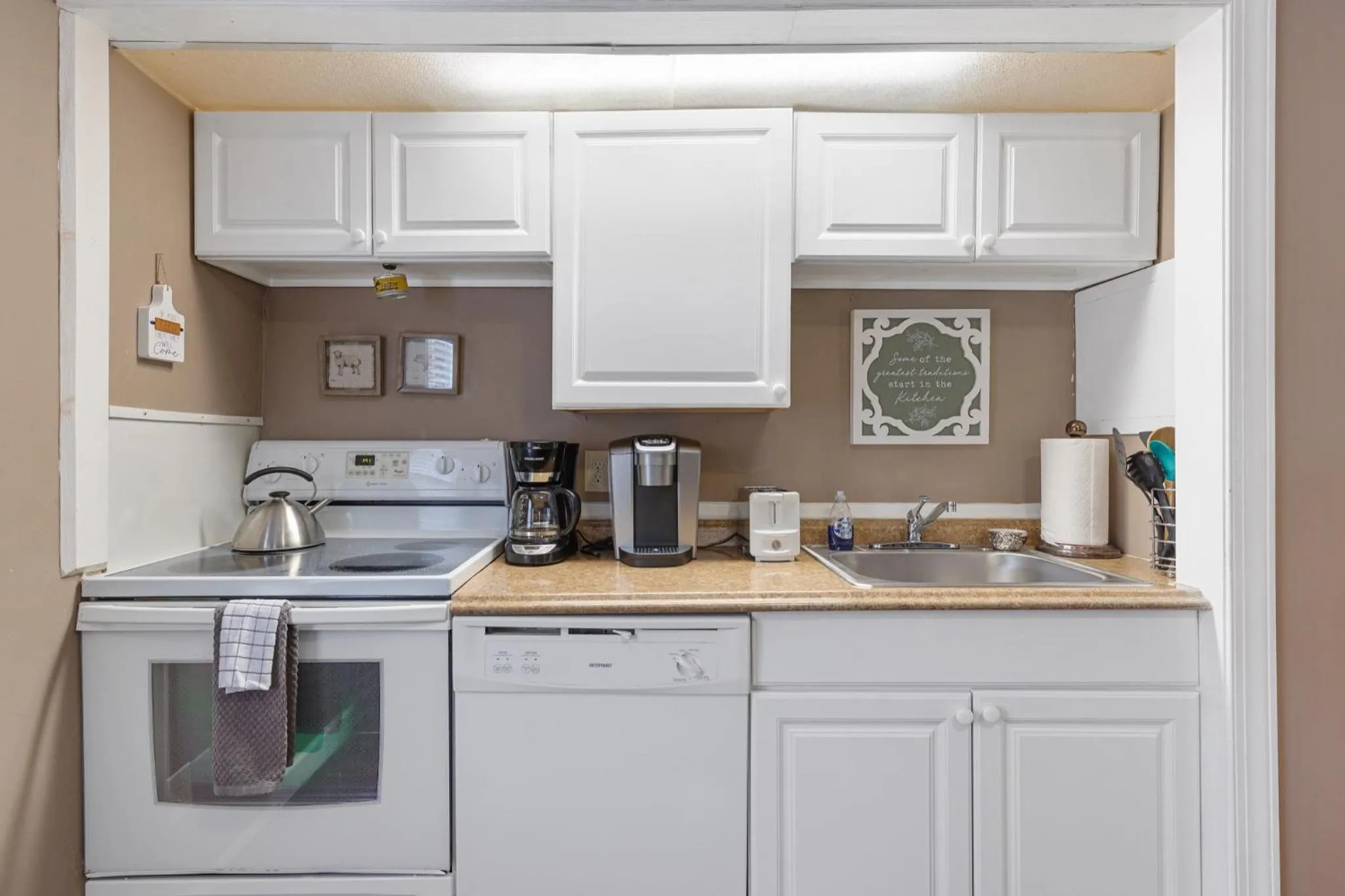 Kitchen or kitchenette in Brenda Lee History 2BR Villa Pool Hot Tub