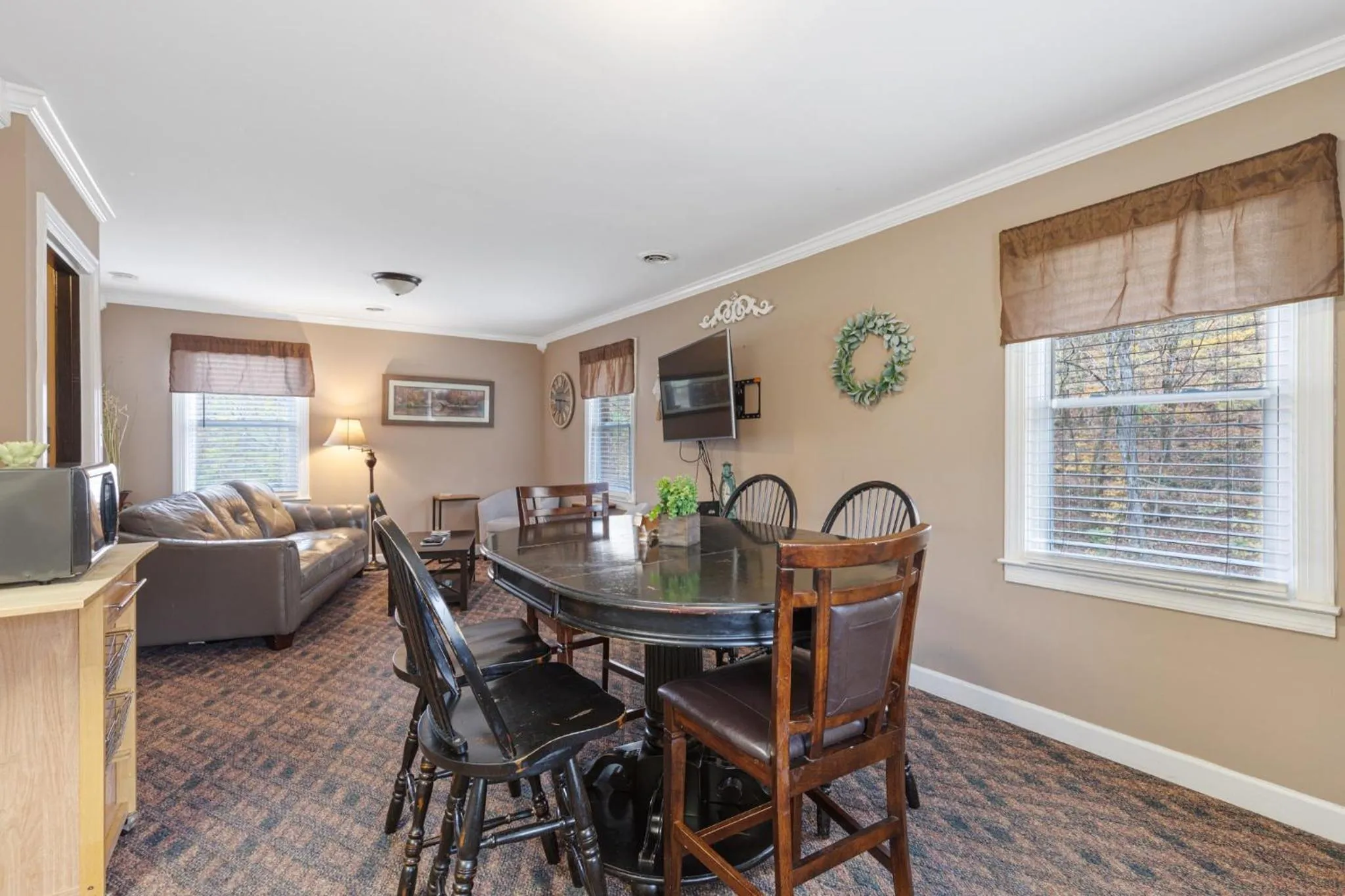 Dining area in Brenda Lee History 2BR Villa Pool Hot Tub