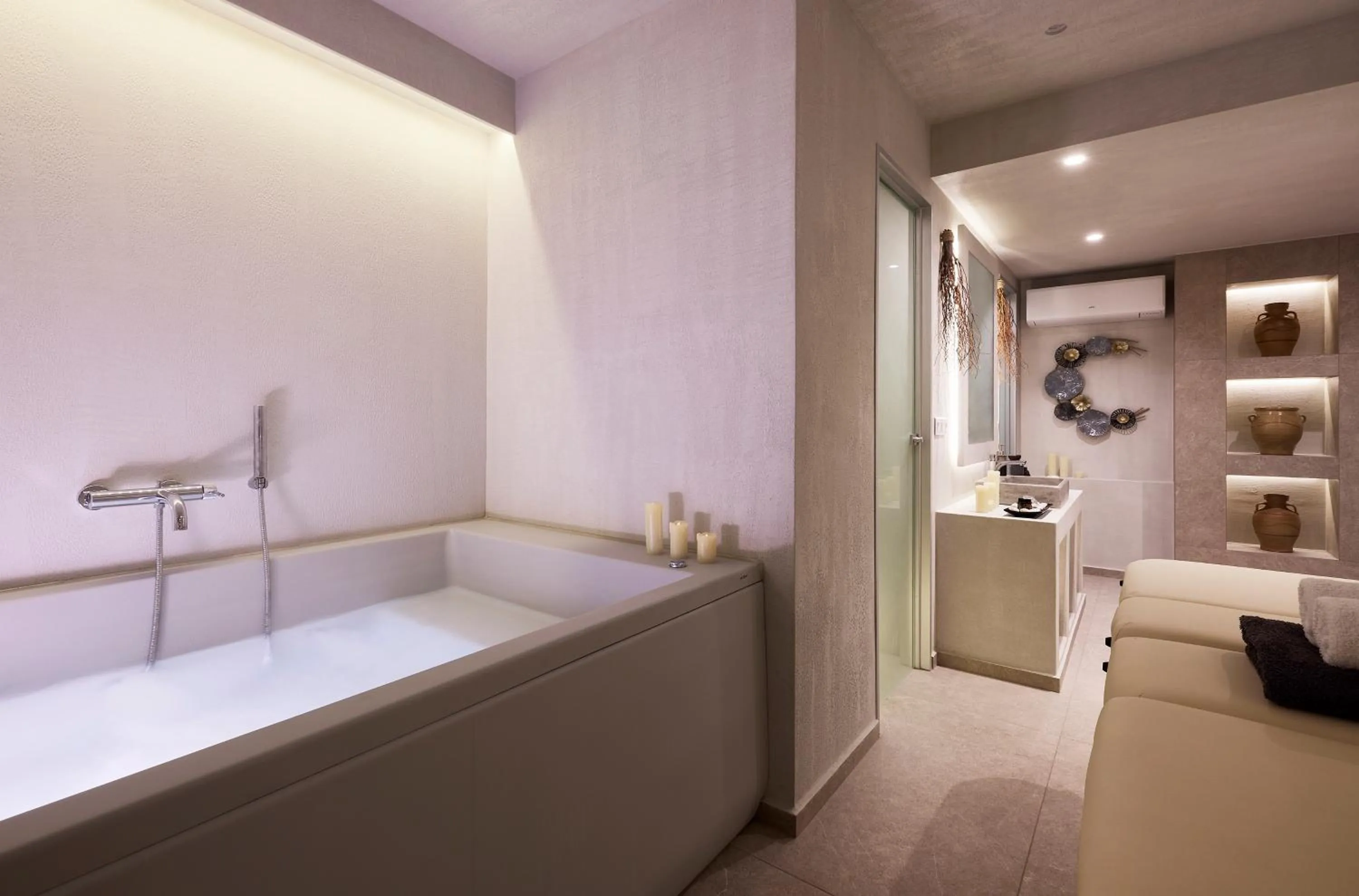 Hot Tub, Bed in Garifalakis Comfort Rooms