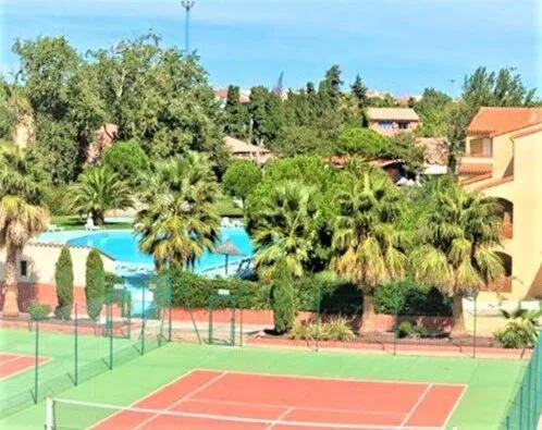 Tennis court in Malibu Village
