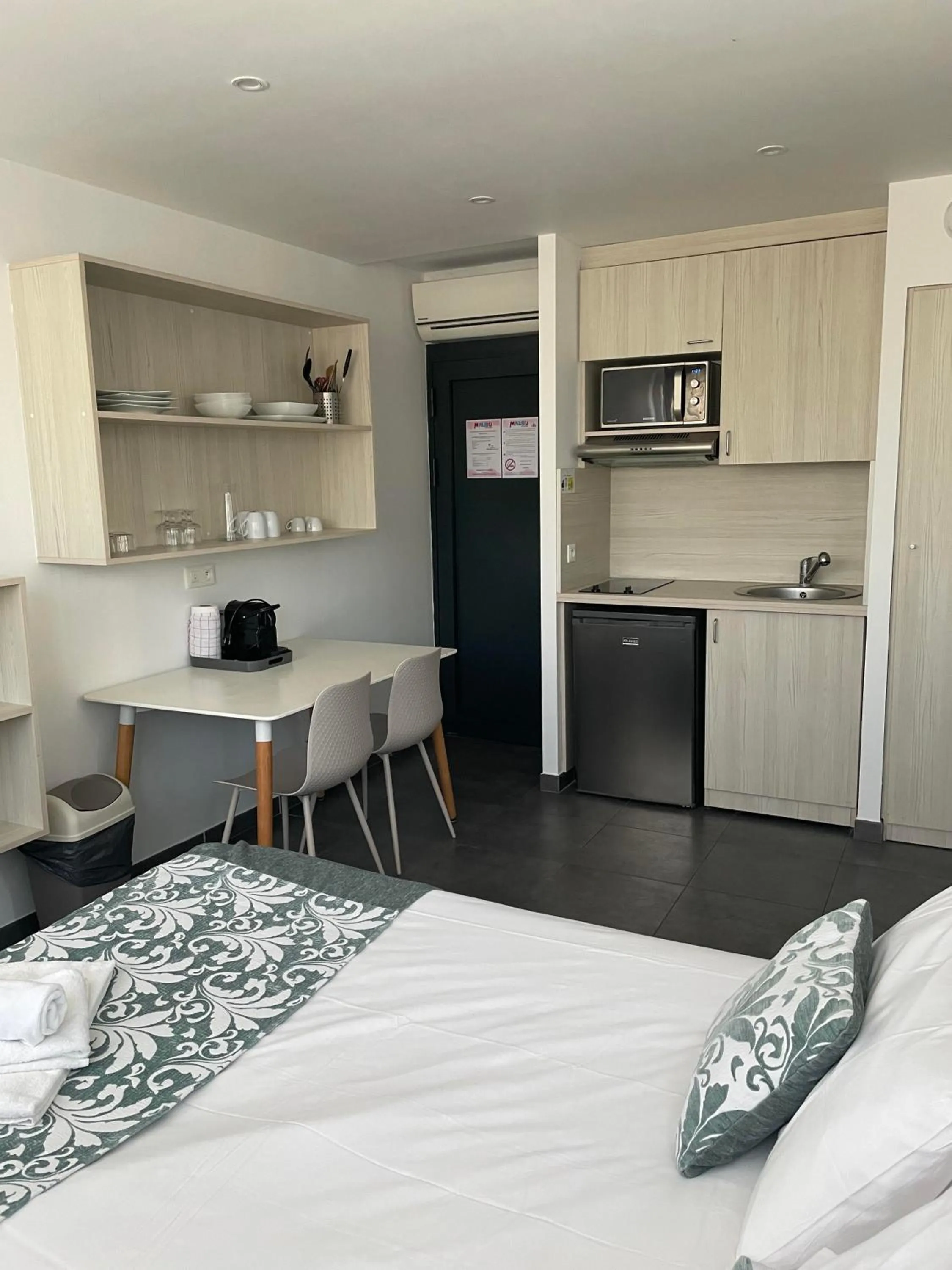 Bedroom, Bed in Malibu Village