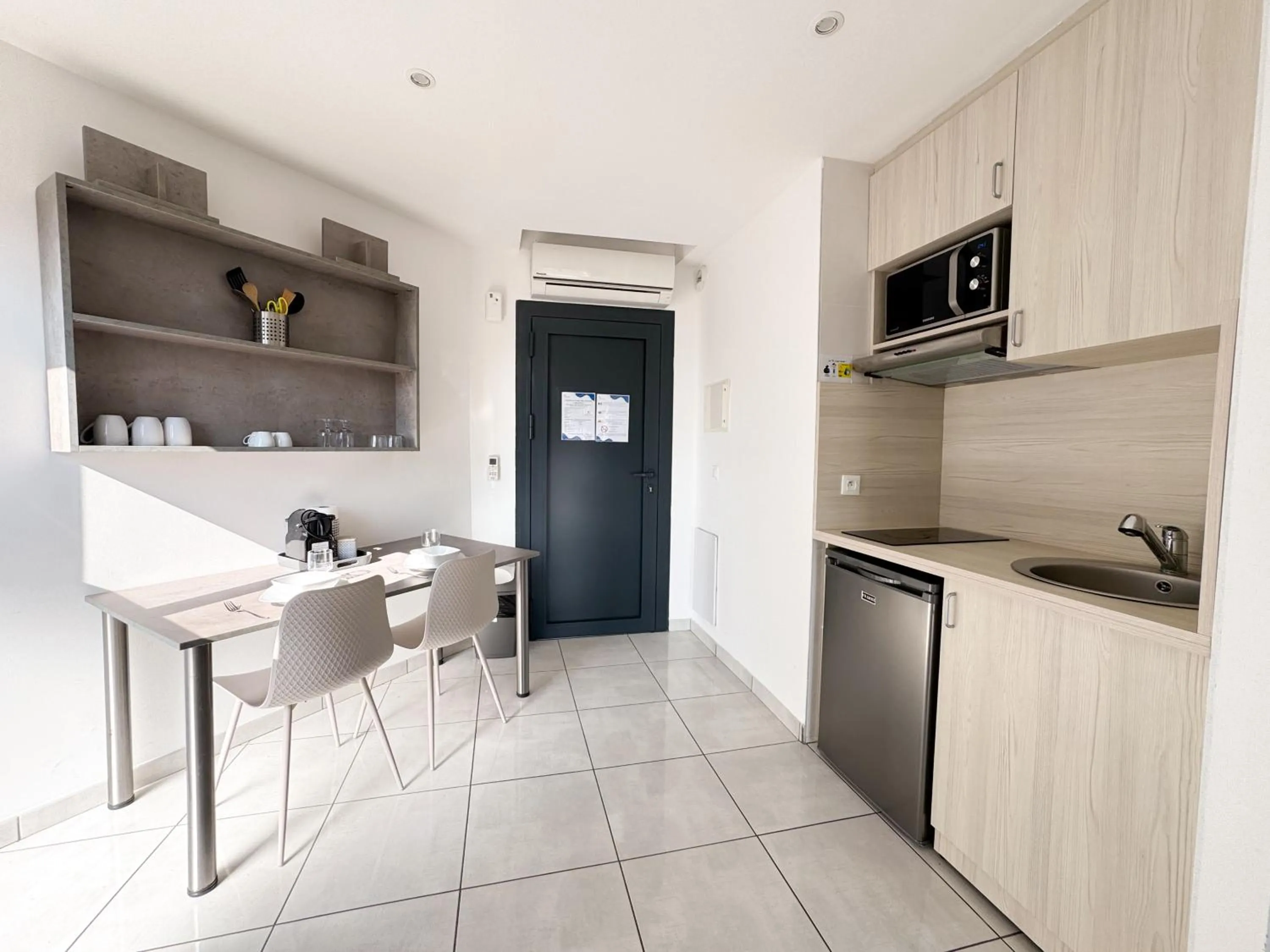 Kitchen or kitchenette in Malibu Village