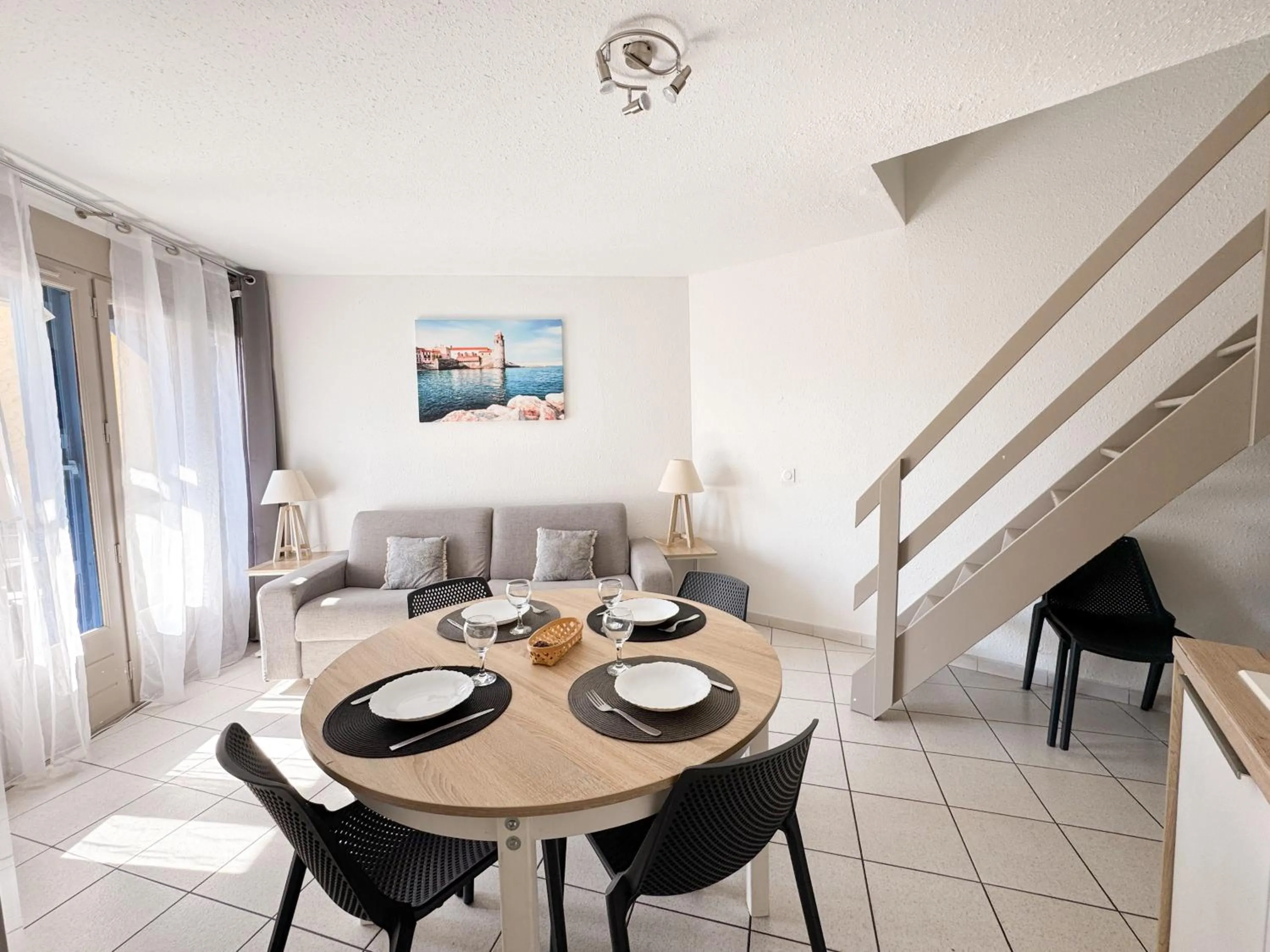 Kitchen or kitchenette in Malibu Village