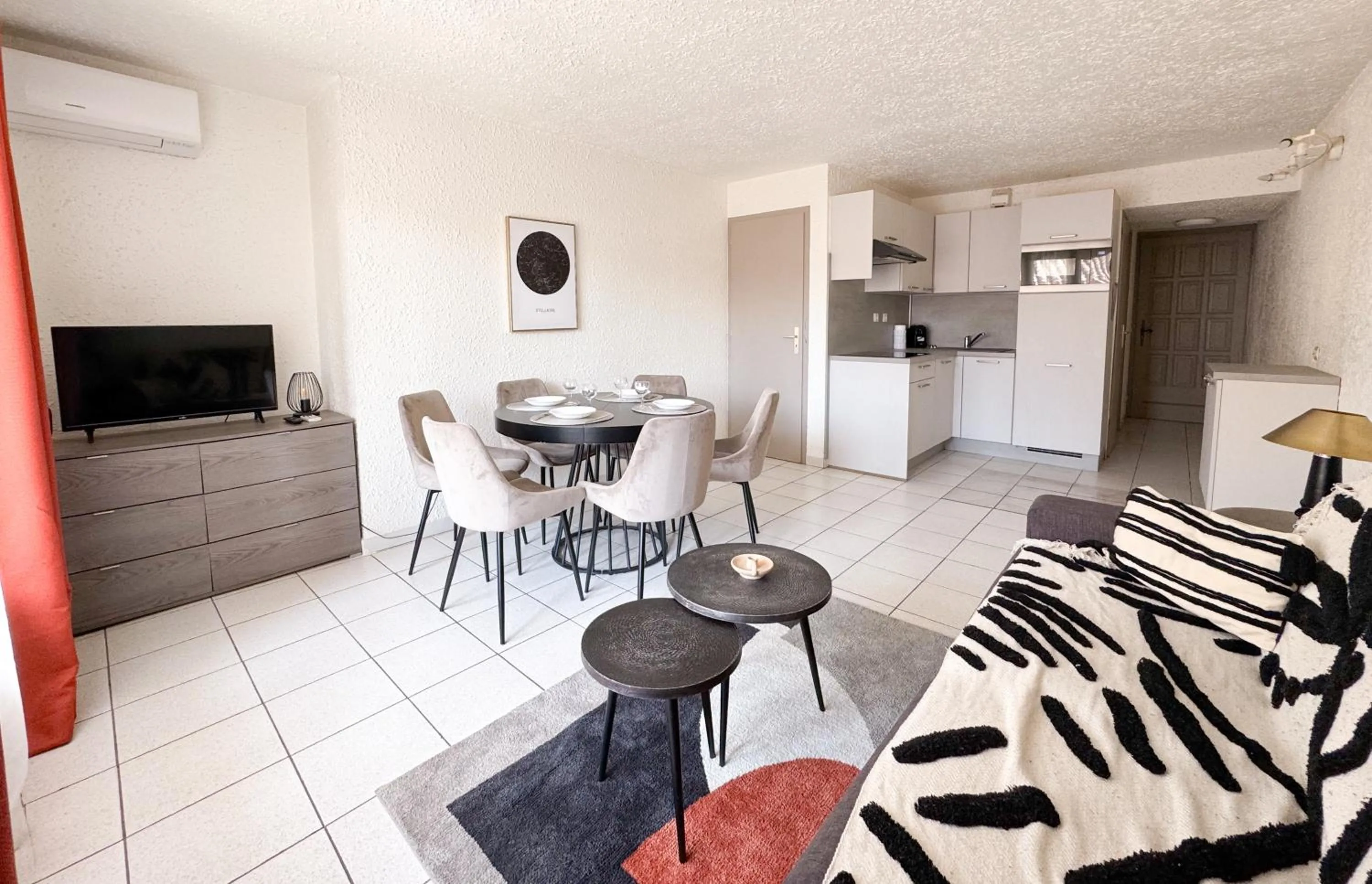 Kitchen or kitchenette in Malibu Village