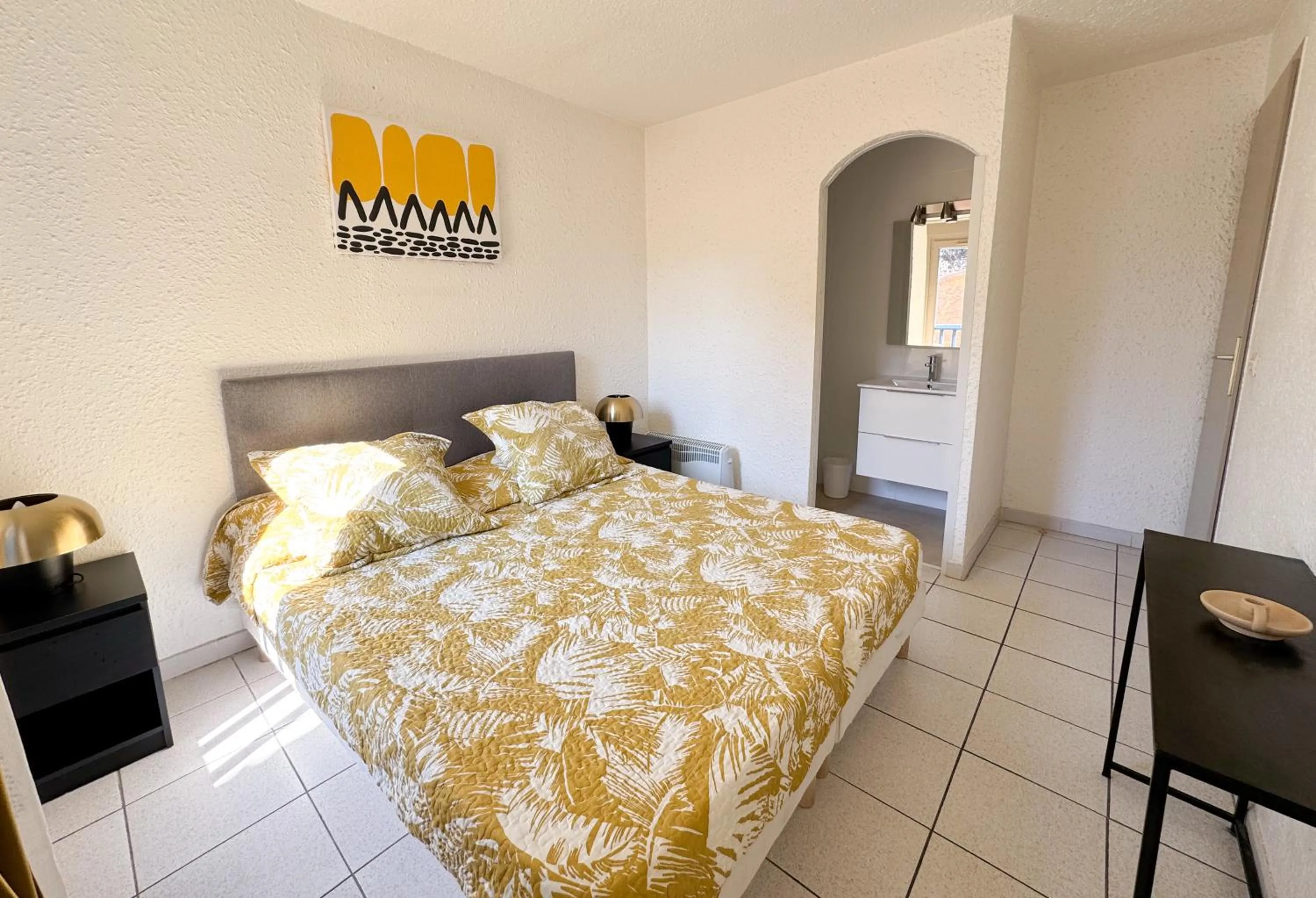 Bathroom, Bed in Malibu Village