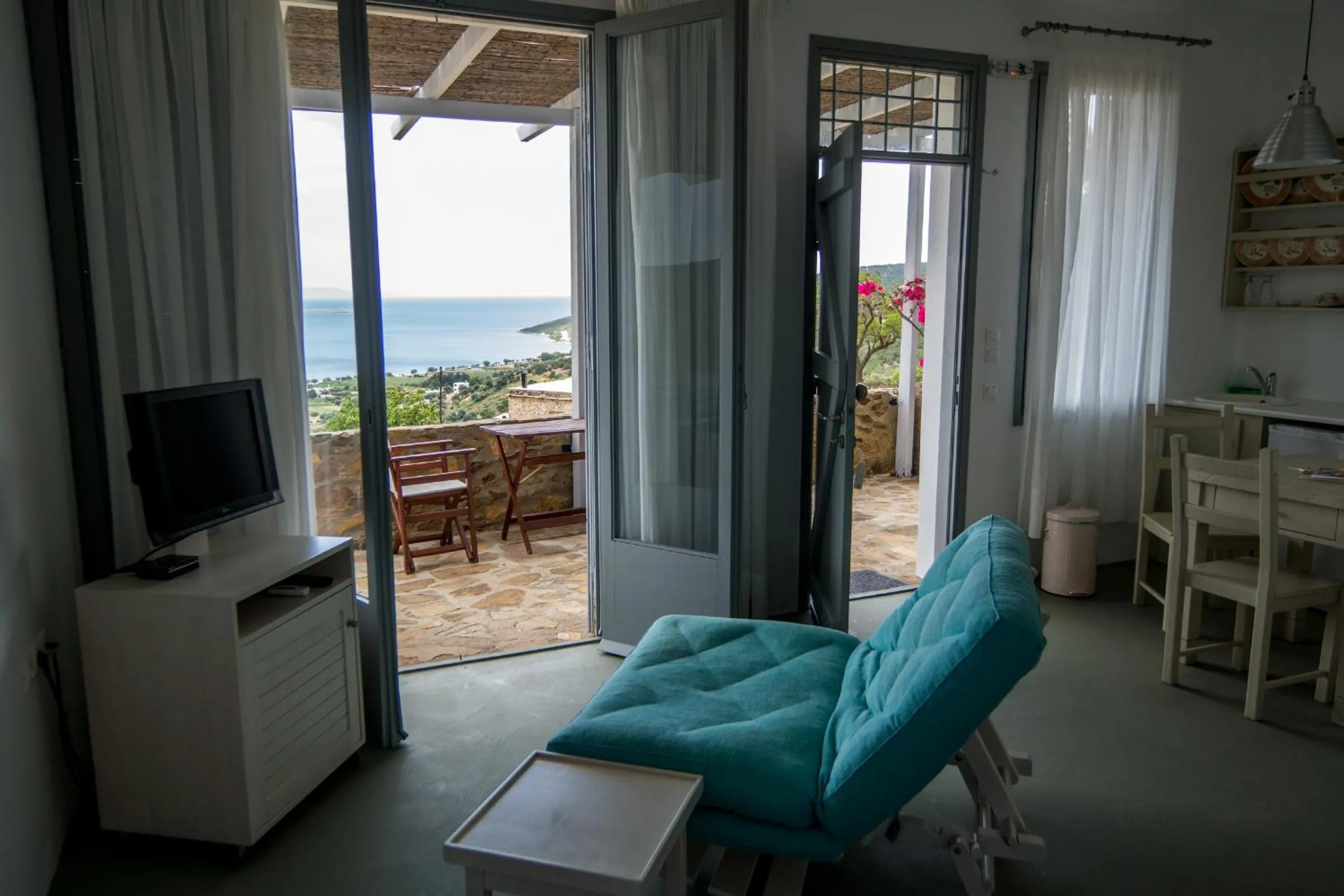 TV and multimedia in Celini Suites Hotel