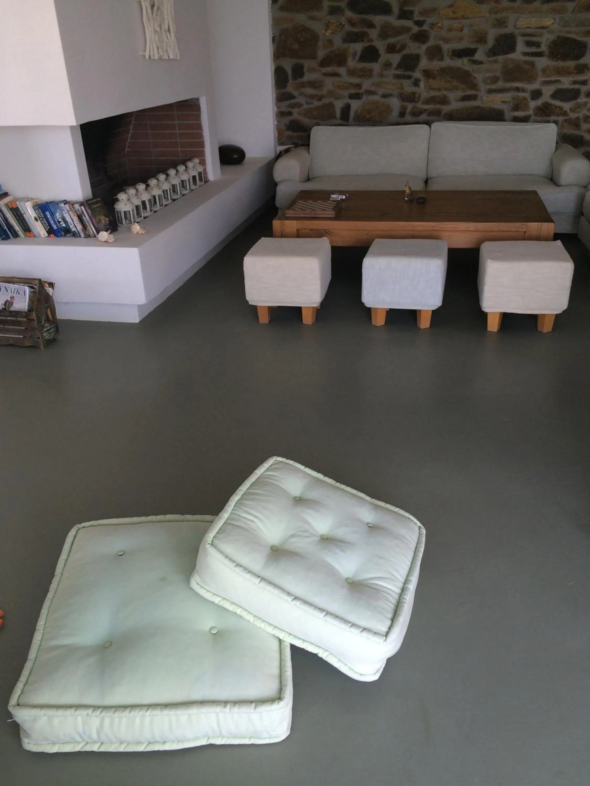 Communal lounge/ TV room in Celini Suites Hotel