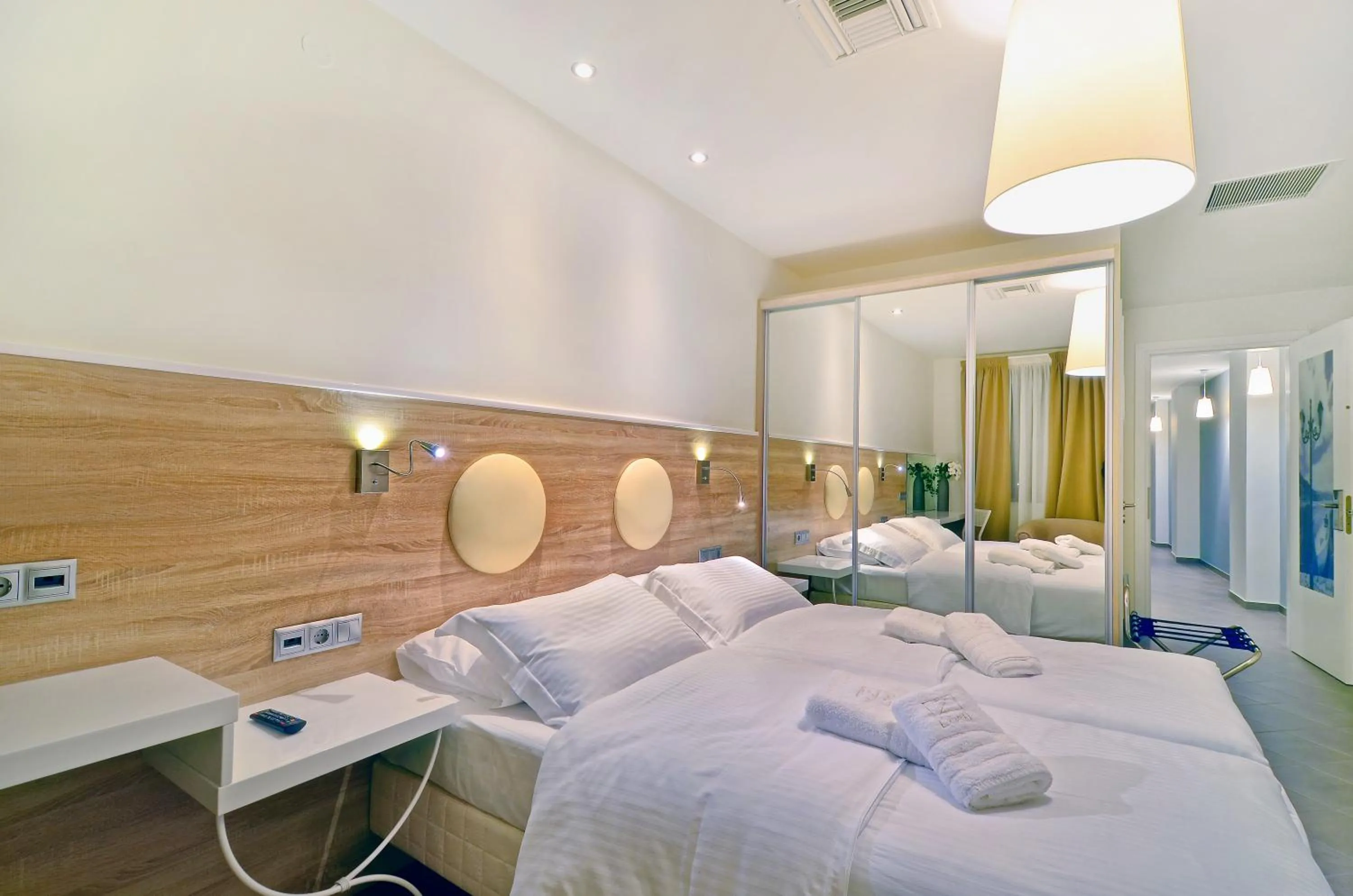 Photo of the whole room, Bed in Z Inn Ioannina