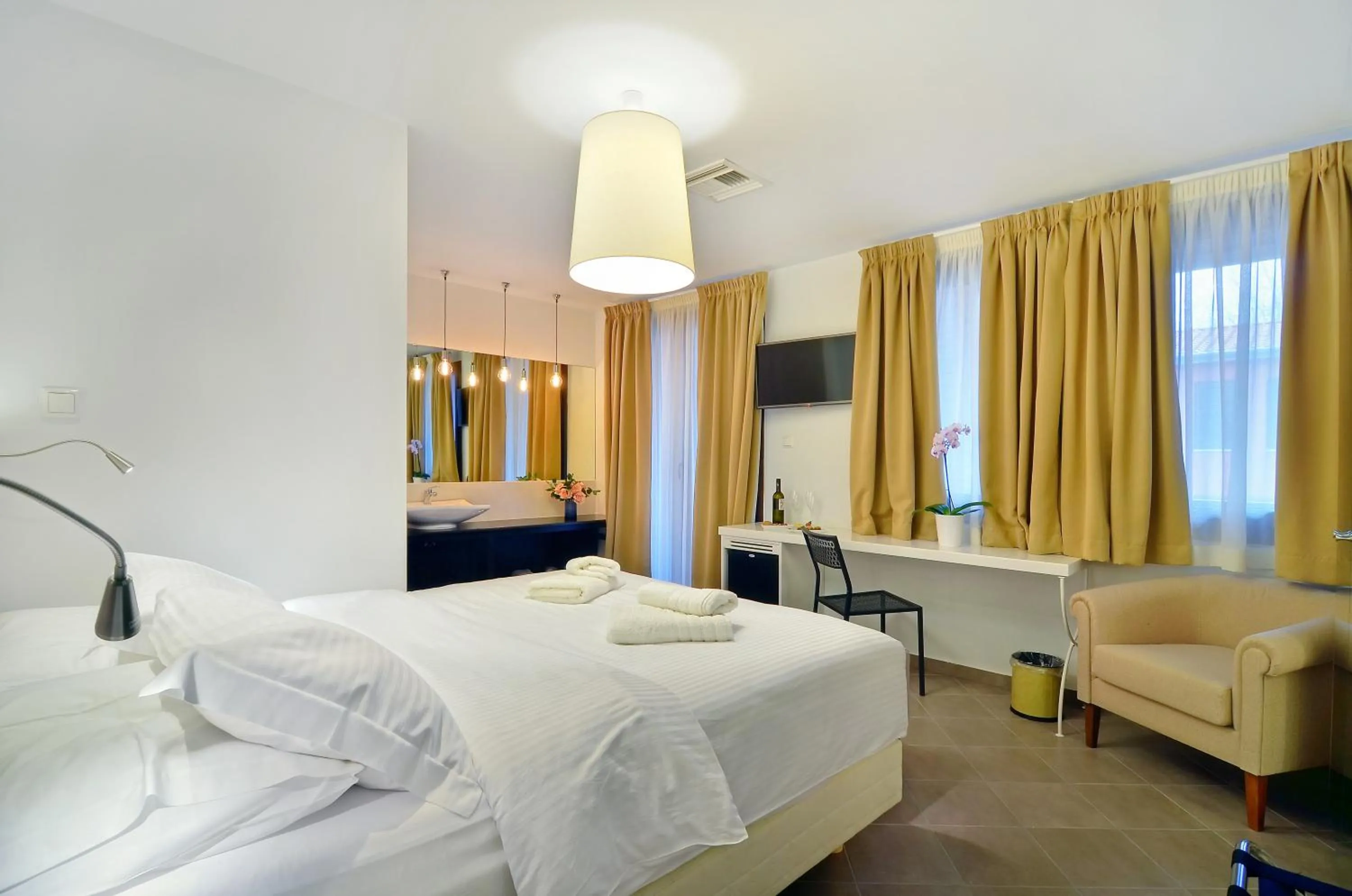 Photo of the whole room, Bed in Z Inn Ioannina