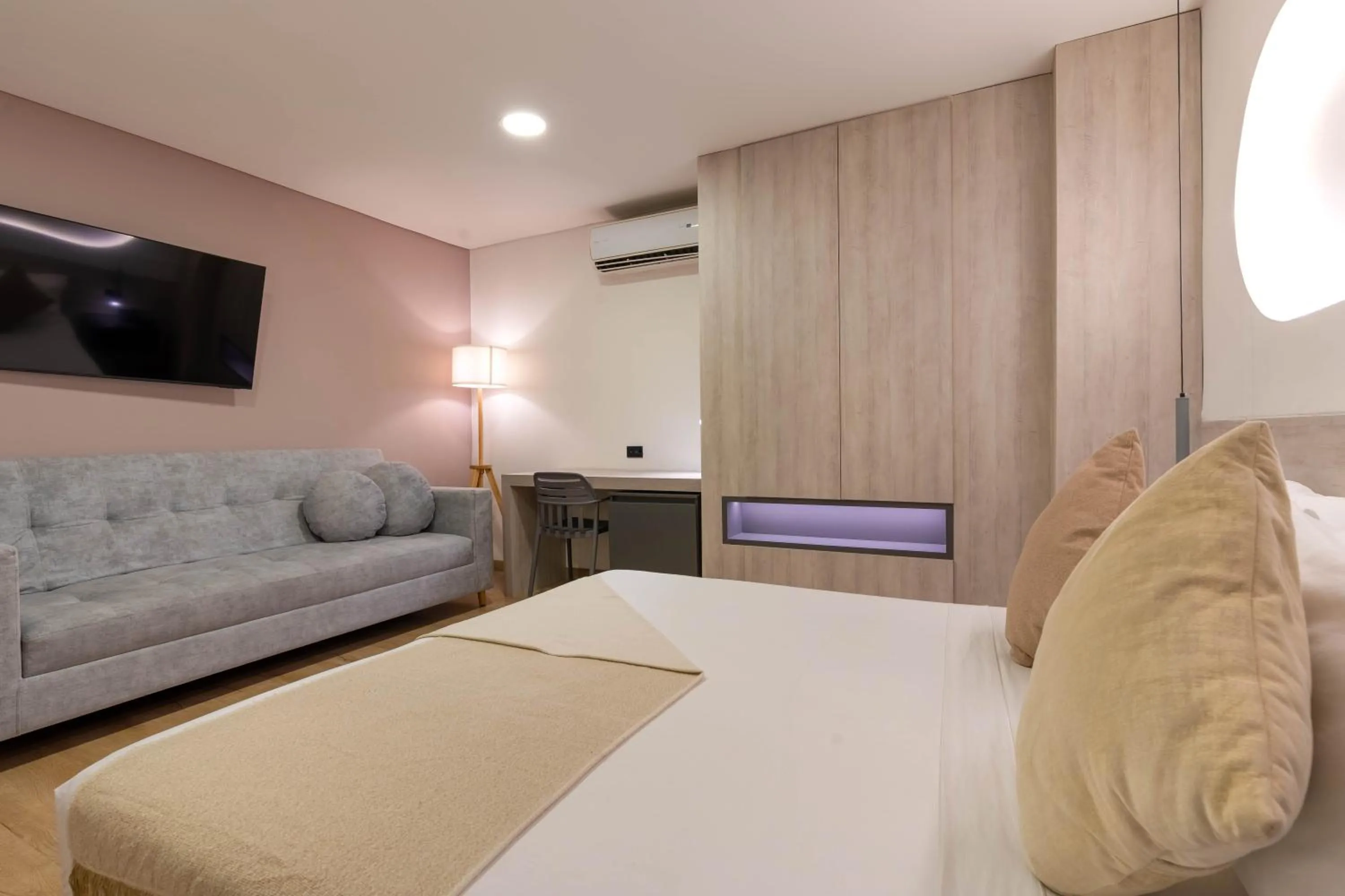 Communal lounge/ TV room, Bed in Hotel Time Oclock