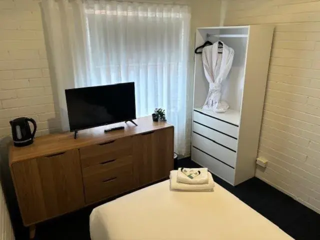 Single Room with Shared Bathroom in Riverwood Hotel - Adults Only Single Room with Shared Bathroom in Riverwood Hotel - Adults Only