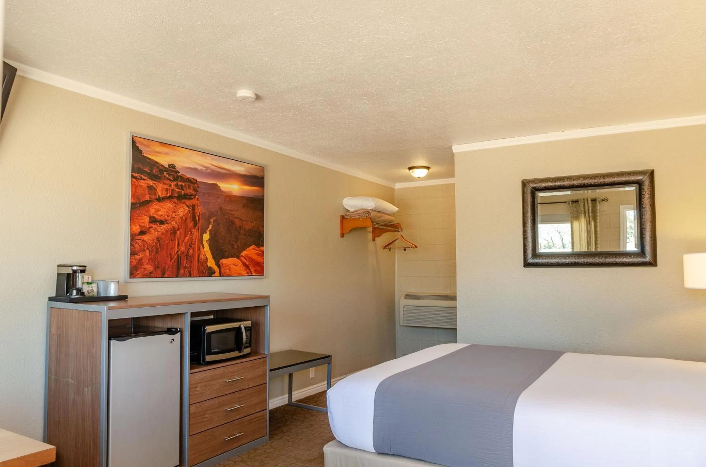 minibar, Bed in Mountain Ridge Cabins & Lodging Between Bryce and Zion National Park