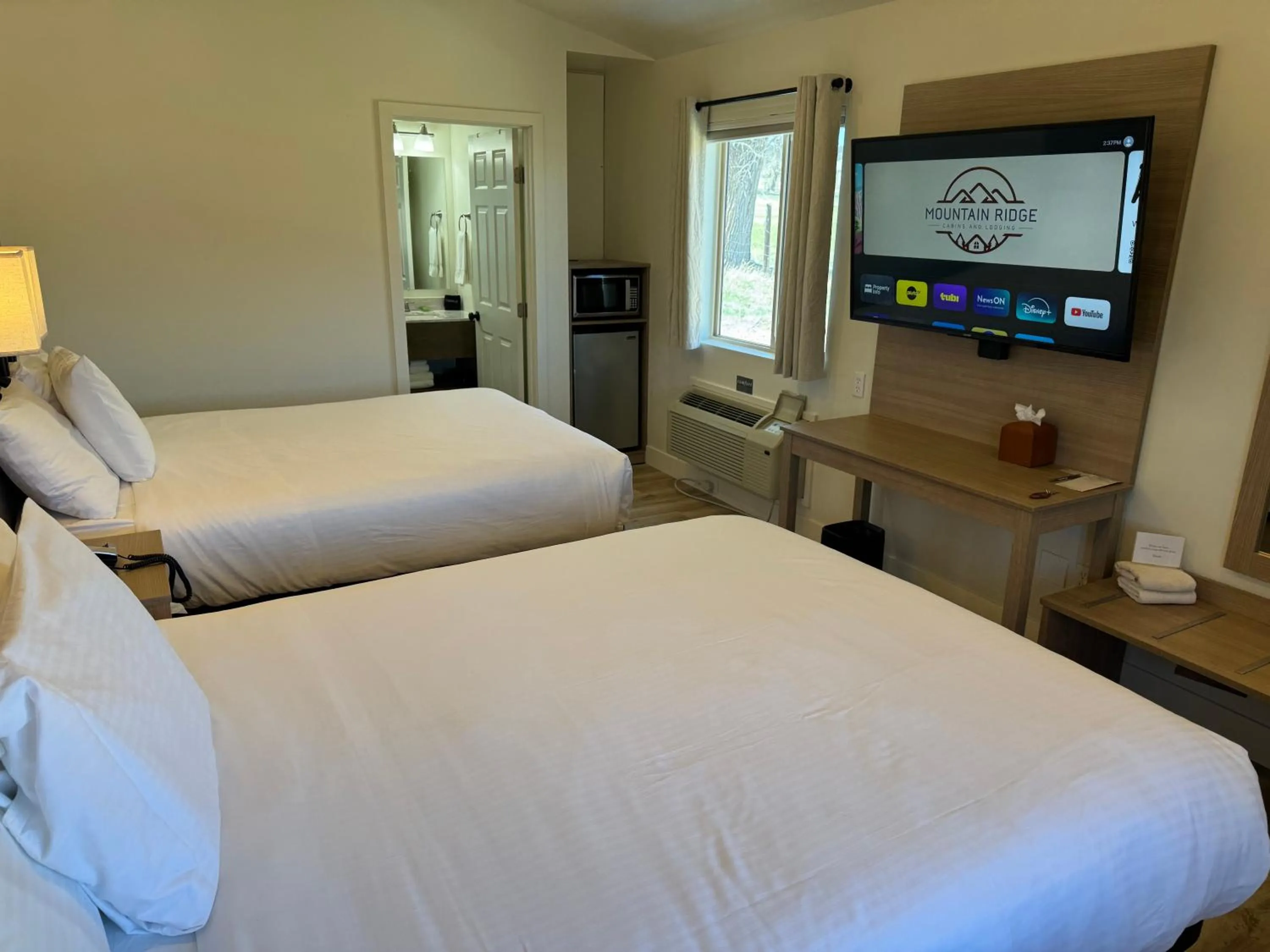 Bed in Mountain Ridge Cabins & Lodging Between Bryce and Zion National Park