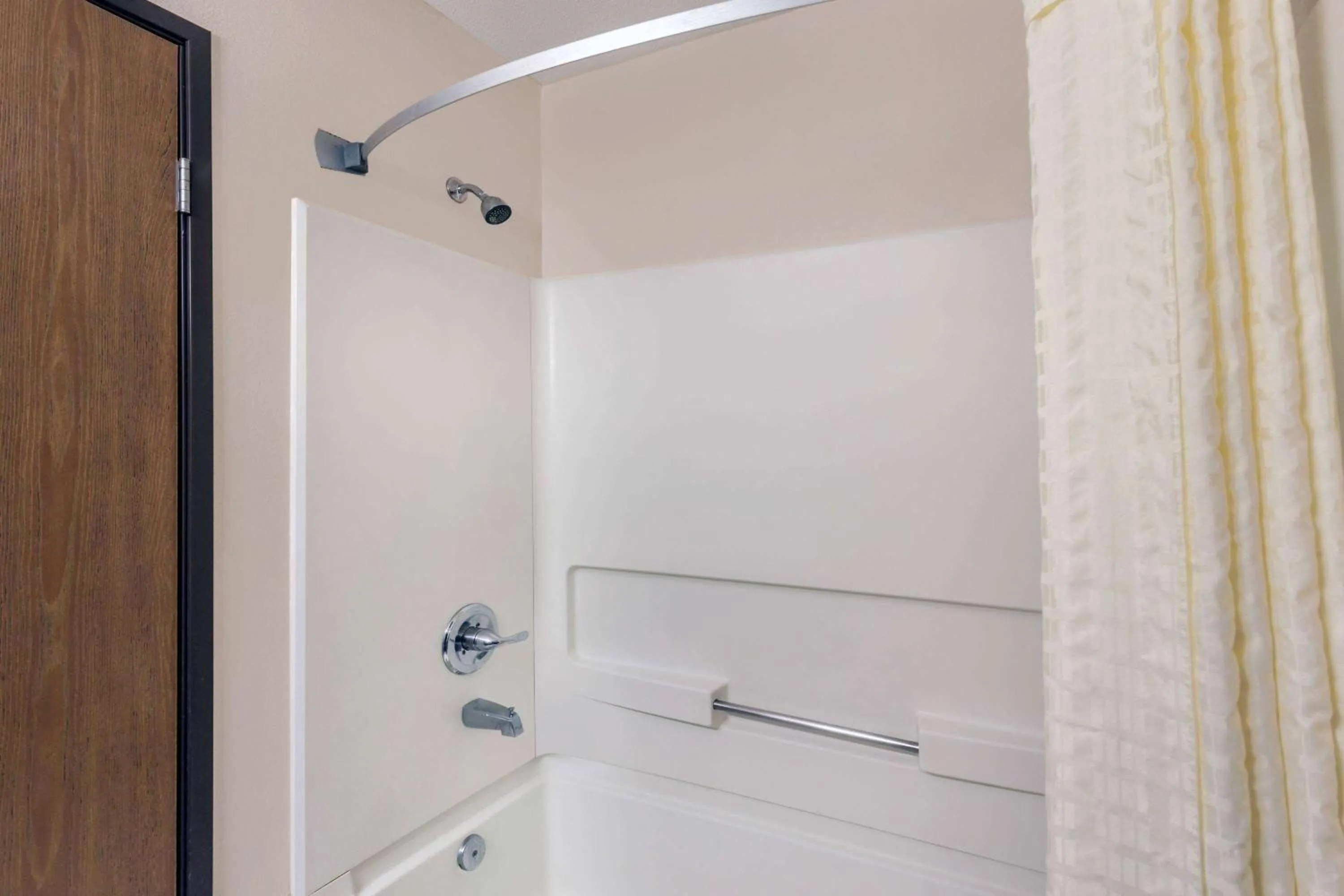 TV and multimedia in Super 8 by Wyndham Roswell