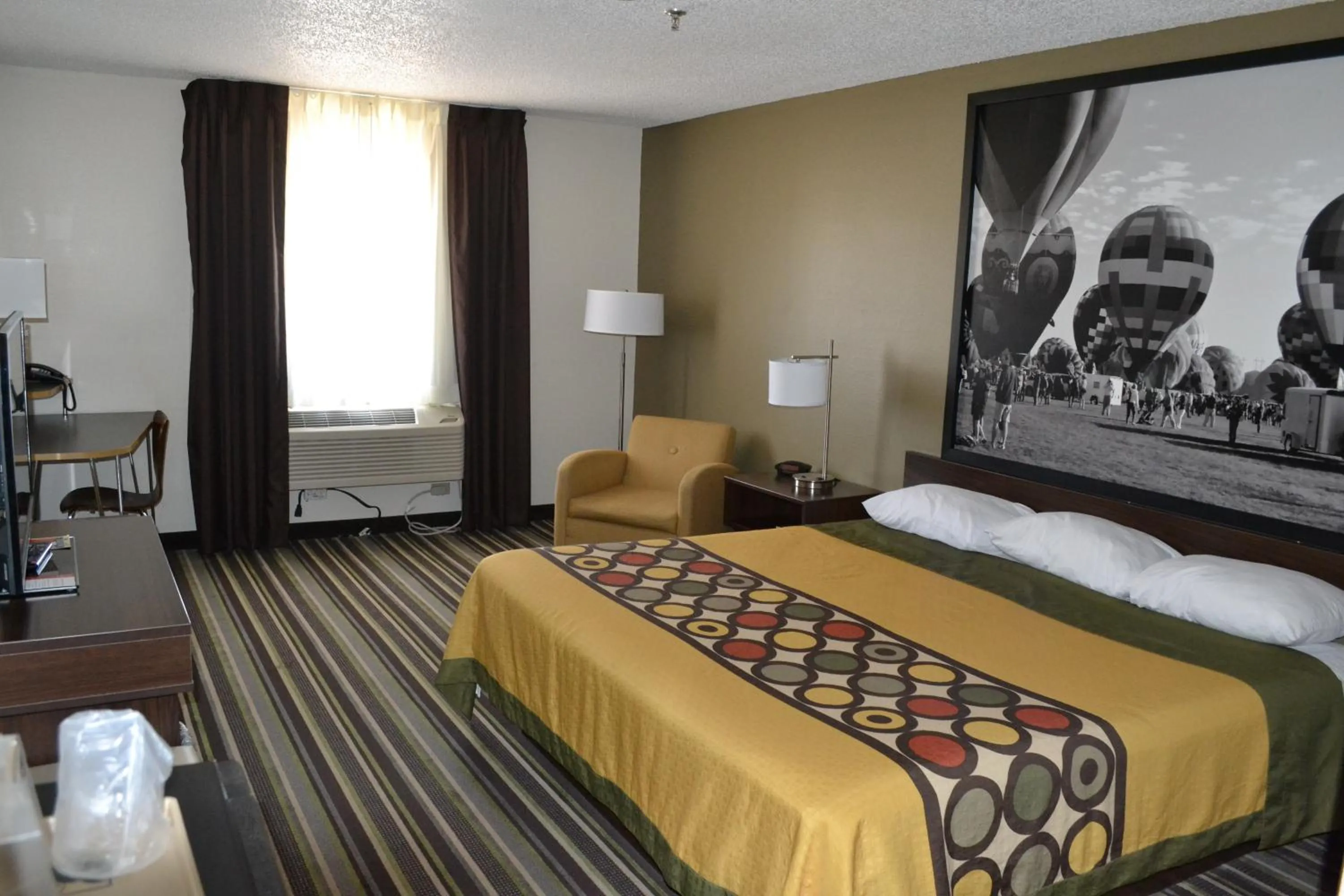 Photo of the whole room, Bed in Super 8 by Wyndham Roswell