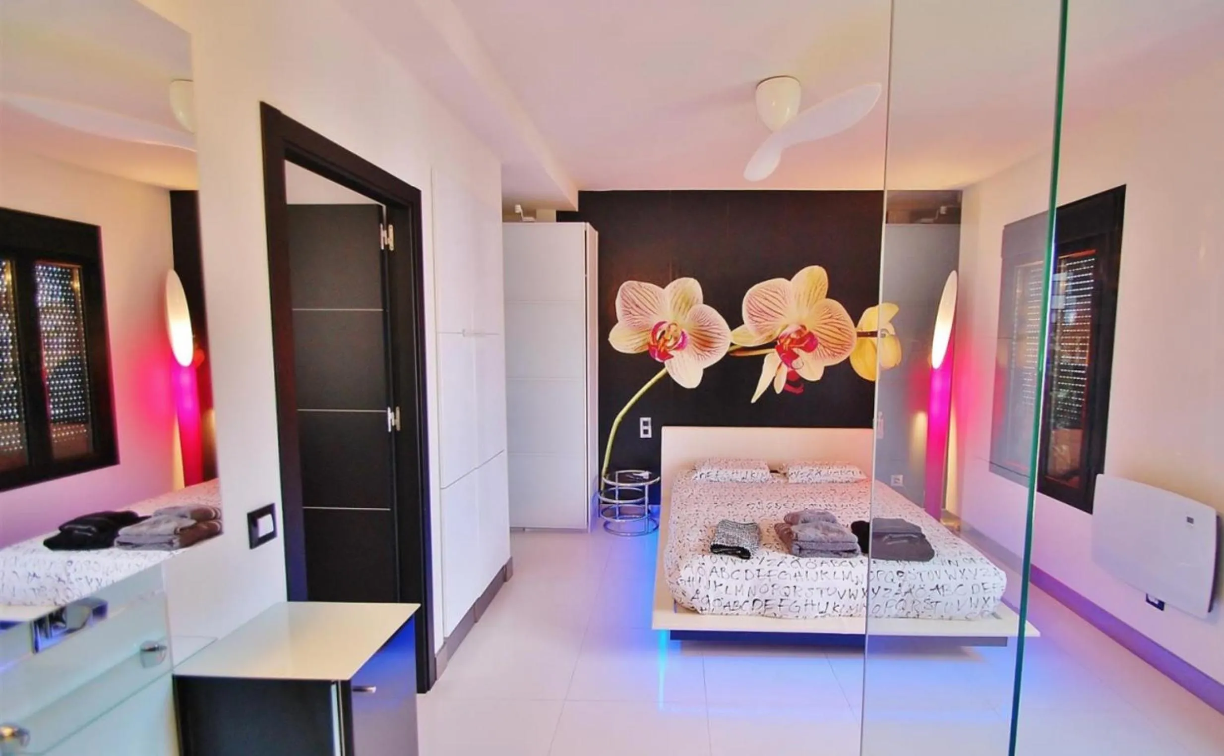 Bedroom, Bed in Atico Puerto Banus, Marbella