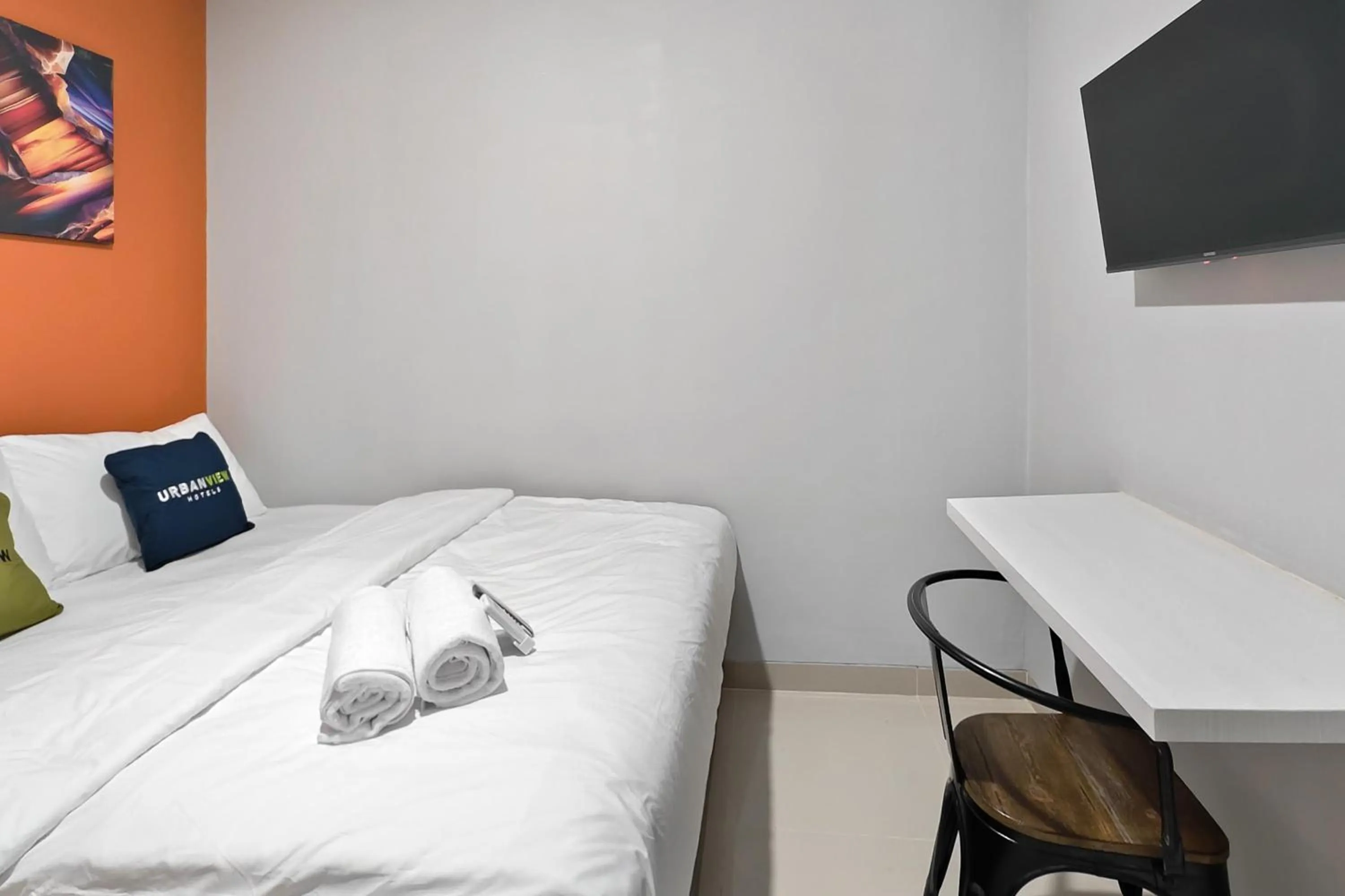 Bedroom, Bed in Urbanview Green Lake Sunter Residence