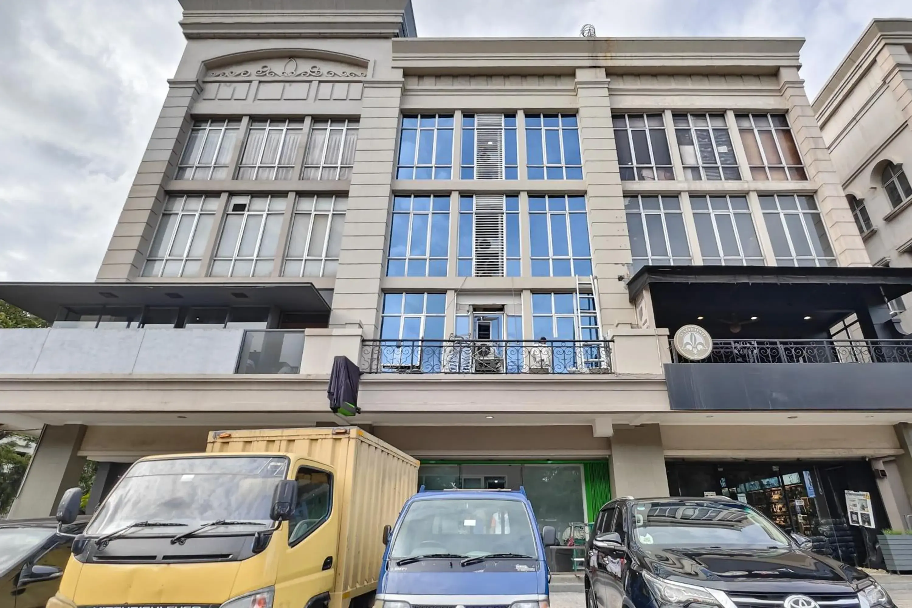 Property building in Urbanview Green Lake Sunter Residence Property building in Urbanview Green Lake Sunter Residence