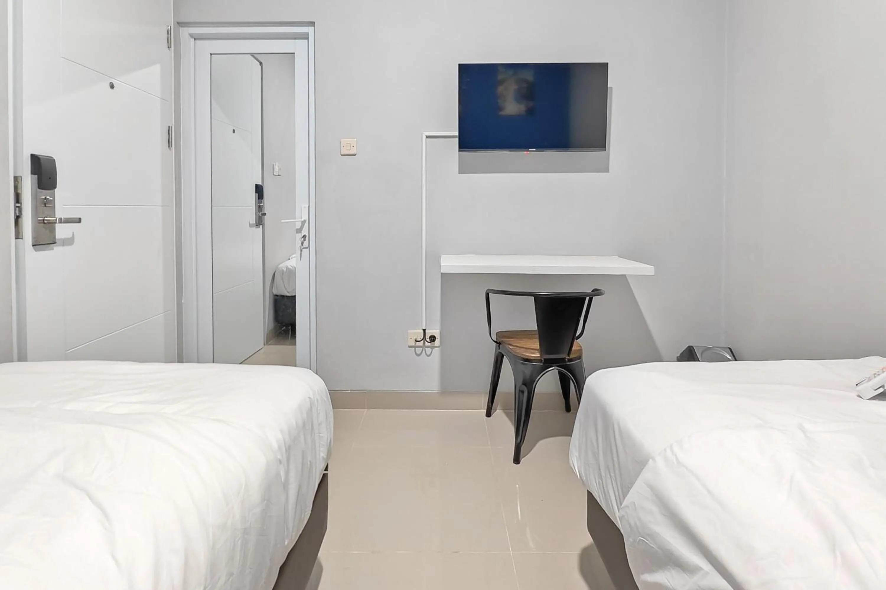 Bedroom, Bed in Urbanview Green Lake Sunter Residence