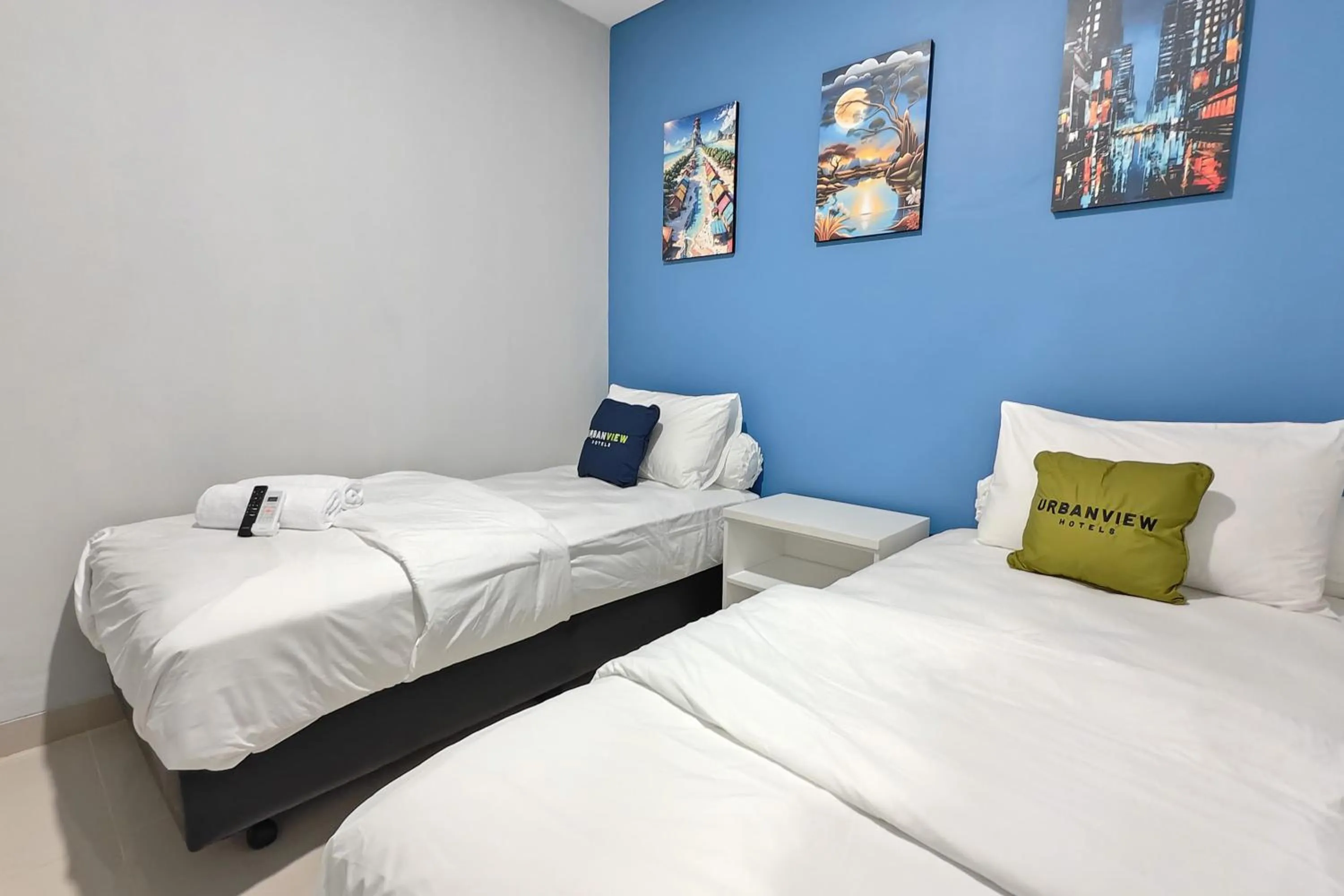 Photo of the whole room, Bed in Urbanview Green Lake Sunter Residence