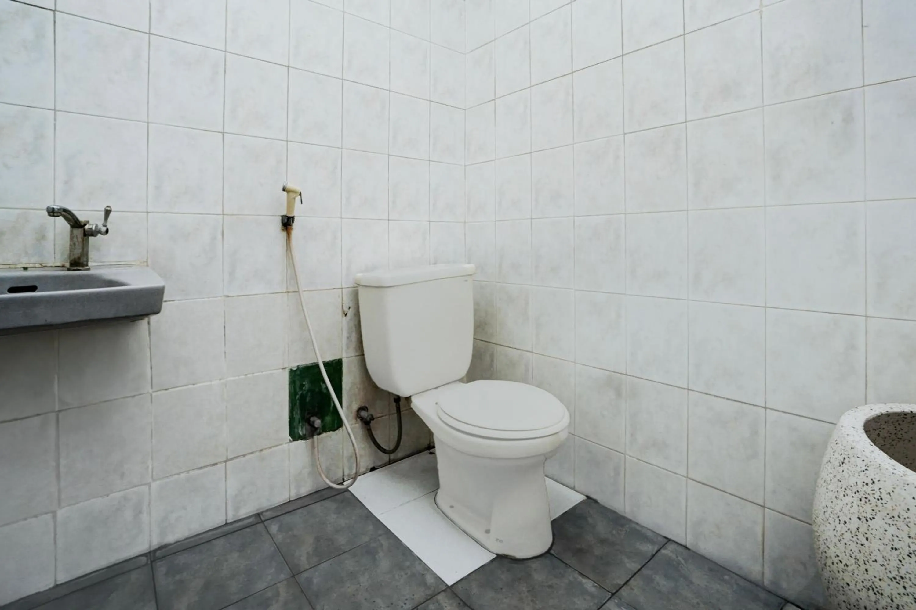Bathroom in Hotel O Bungurasih Near Juanda International Airport Formerly Griya Waru Hotel