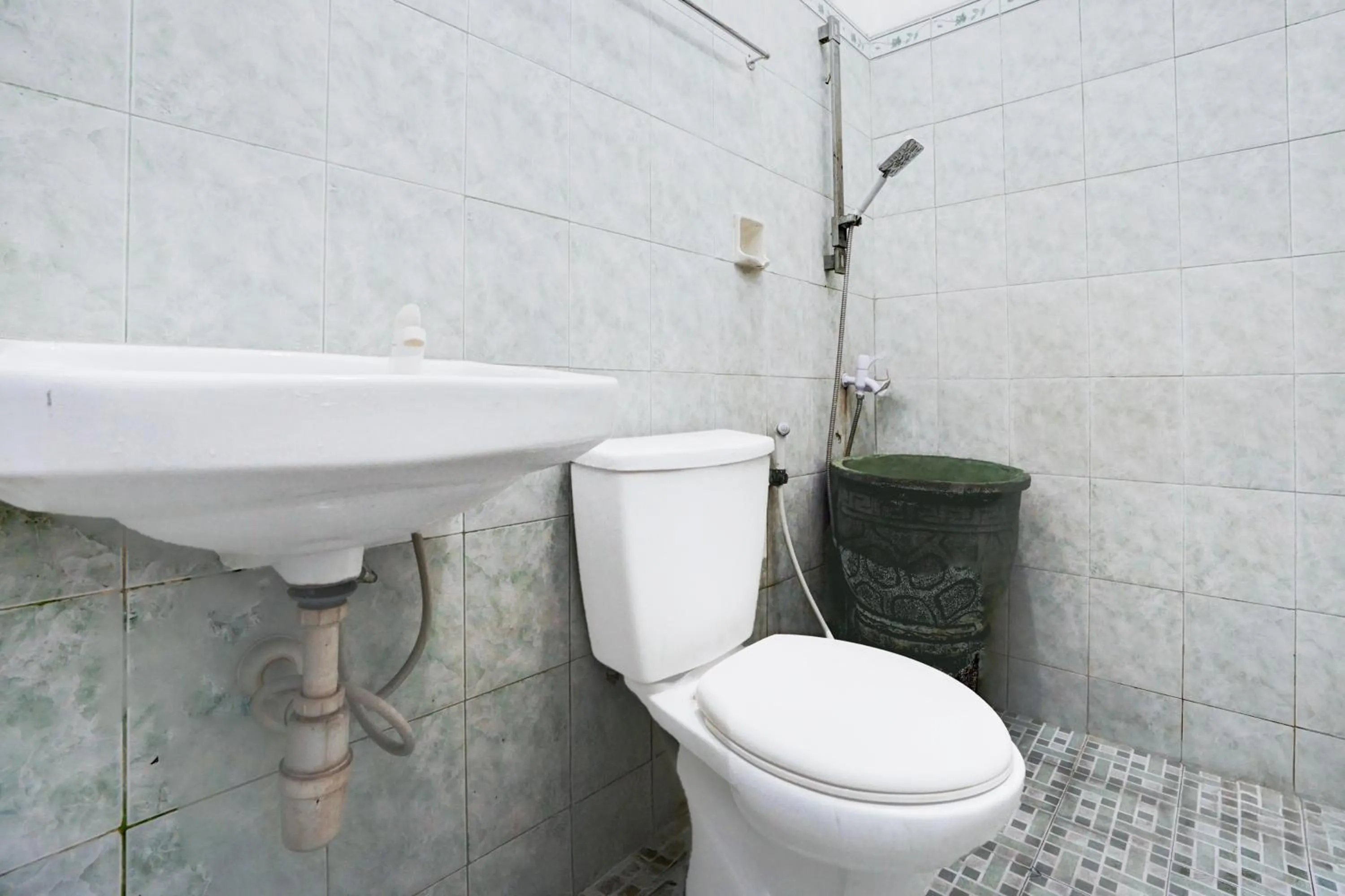 Bathroom in Hotel O Bungurasih Near Juanda International Airport Formerly Griya Waru Hotel