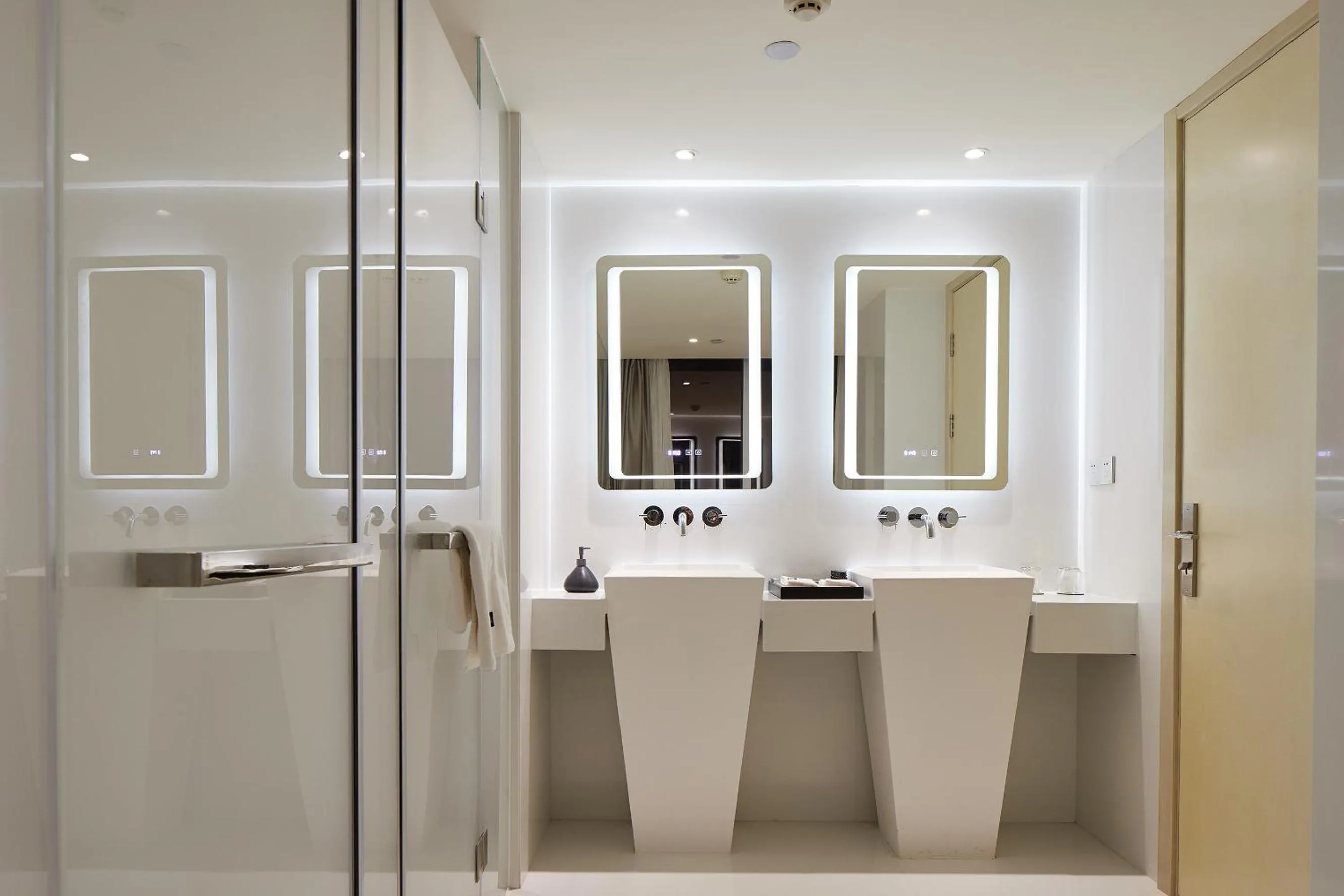 Shower in m58 Sky Sunset Hotel-Chongqing jiefangbei Yuanduan Zhiyan