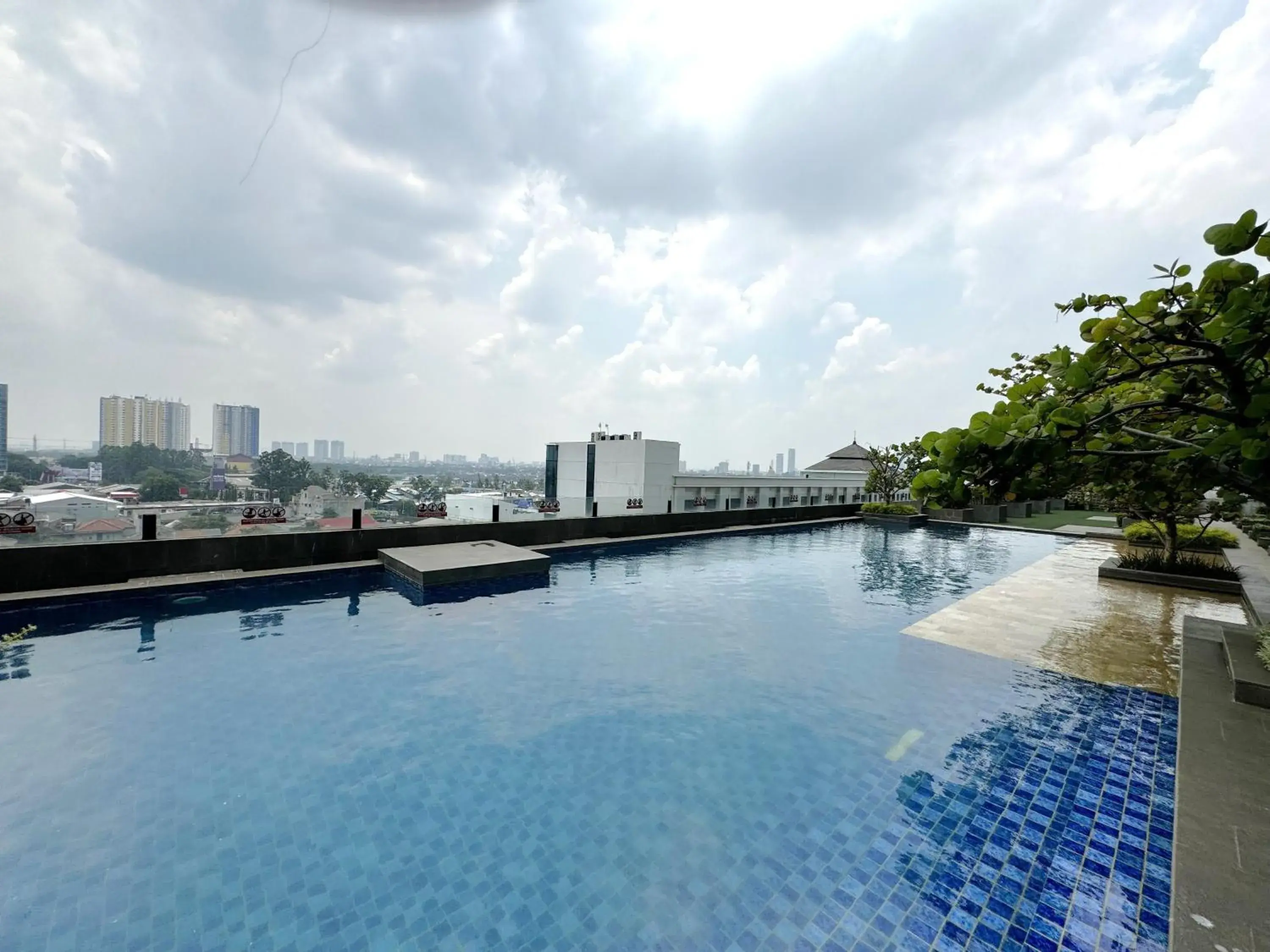 Swimming pool in Howard Johnson By Wyndham Tangerang Swimming pool in Howard Johnson By Wyndham Tangerang