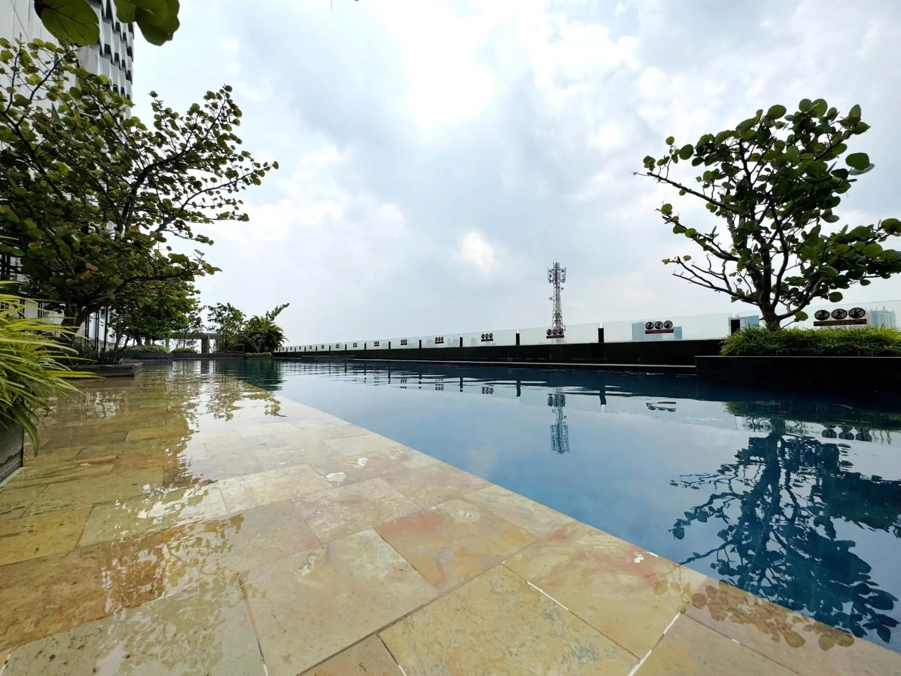 Swimming pool in Howard Johnson By Wyndham Tangerang Swimming pool in Howard Johnson By Wyndham Tangerang