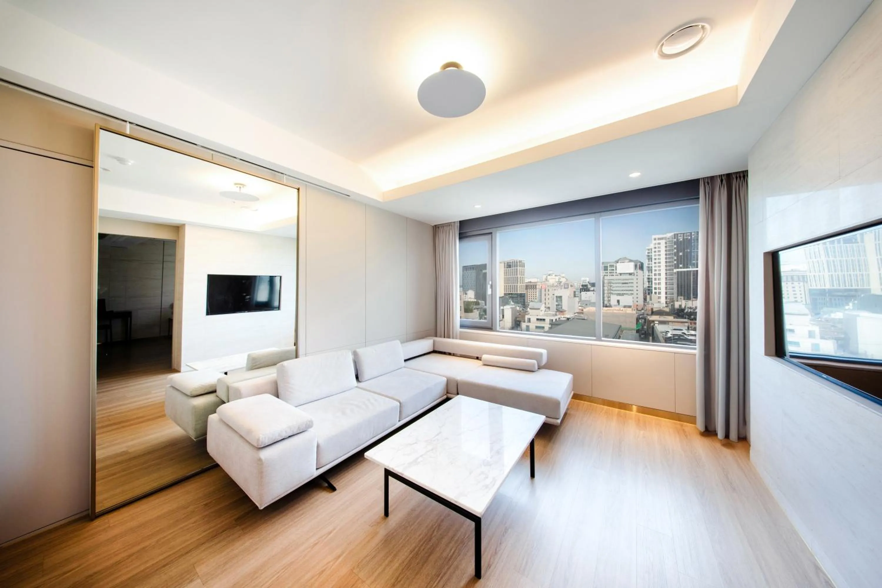 Communal lounge/ TV room in Eliena Hotel Seoul Gangnam