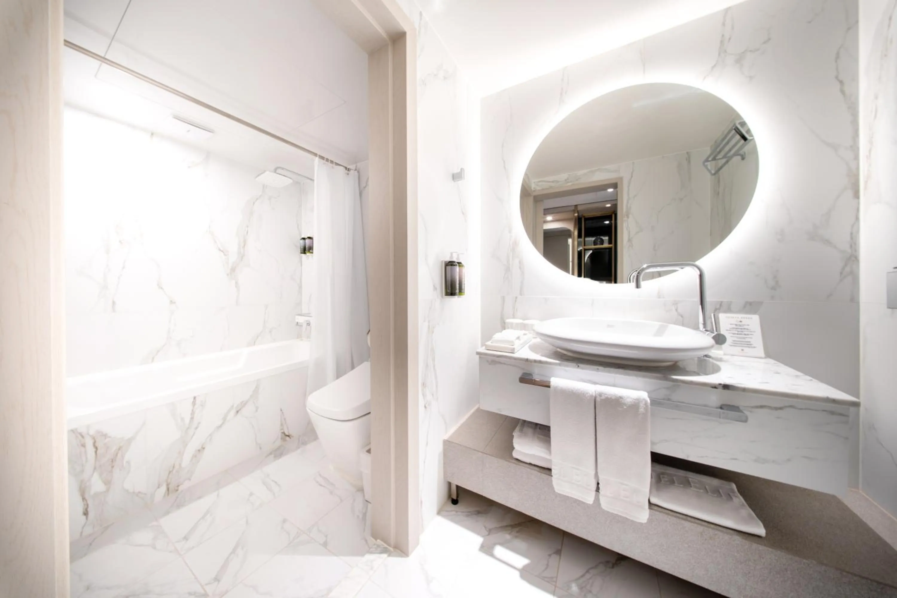 Shower in Eliena Hotel Seoul Gangnam