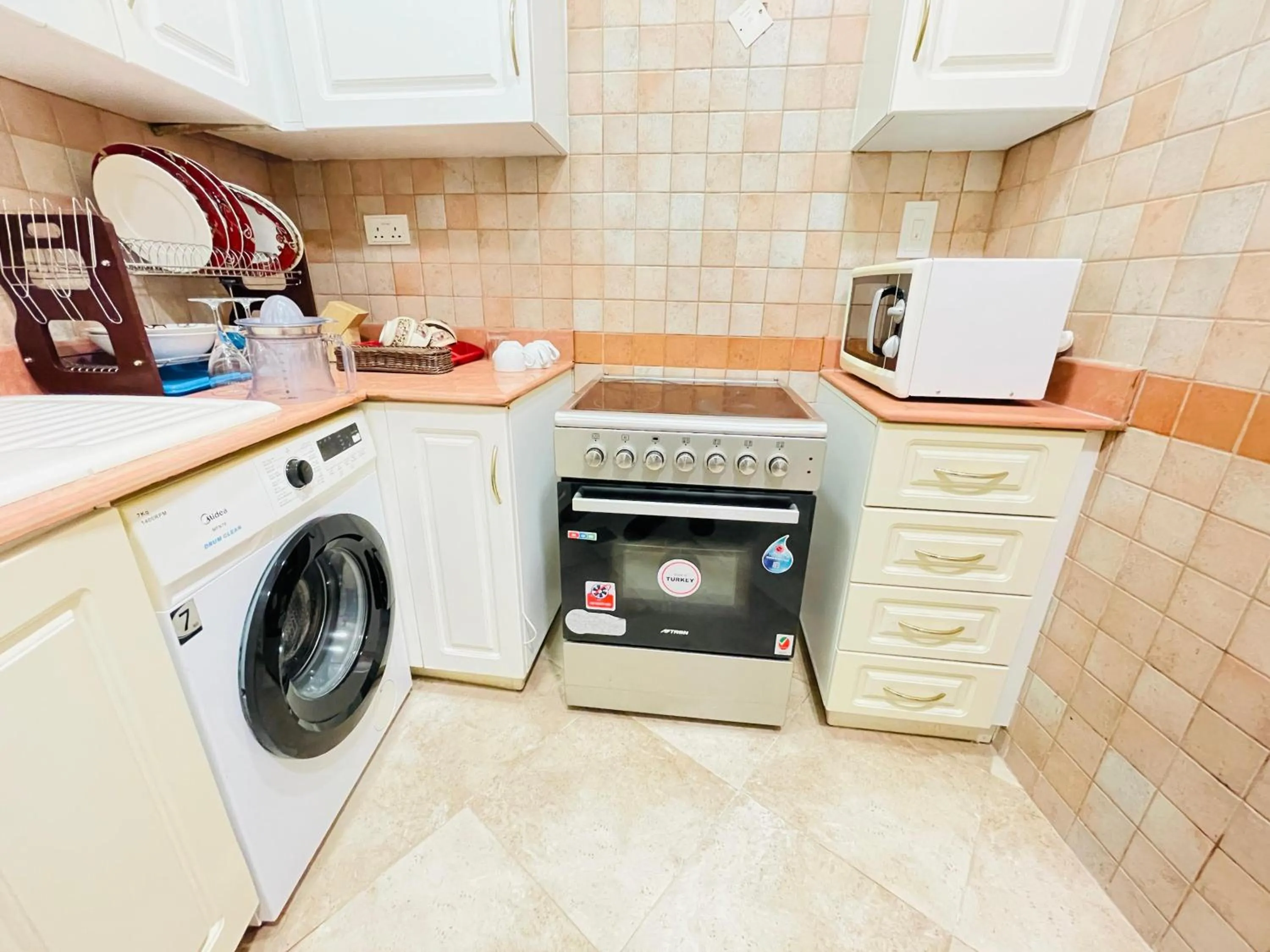 Kitchen or kitchenette in Al Hamra Residence