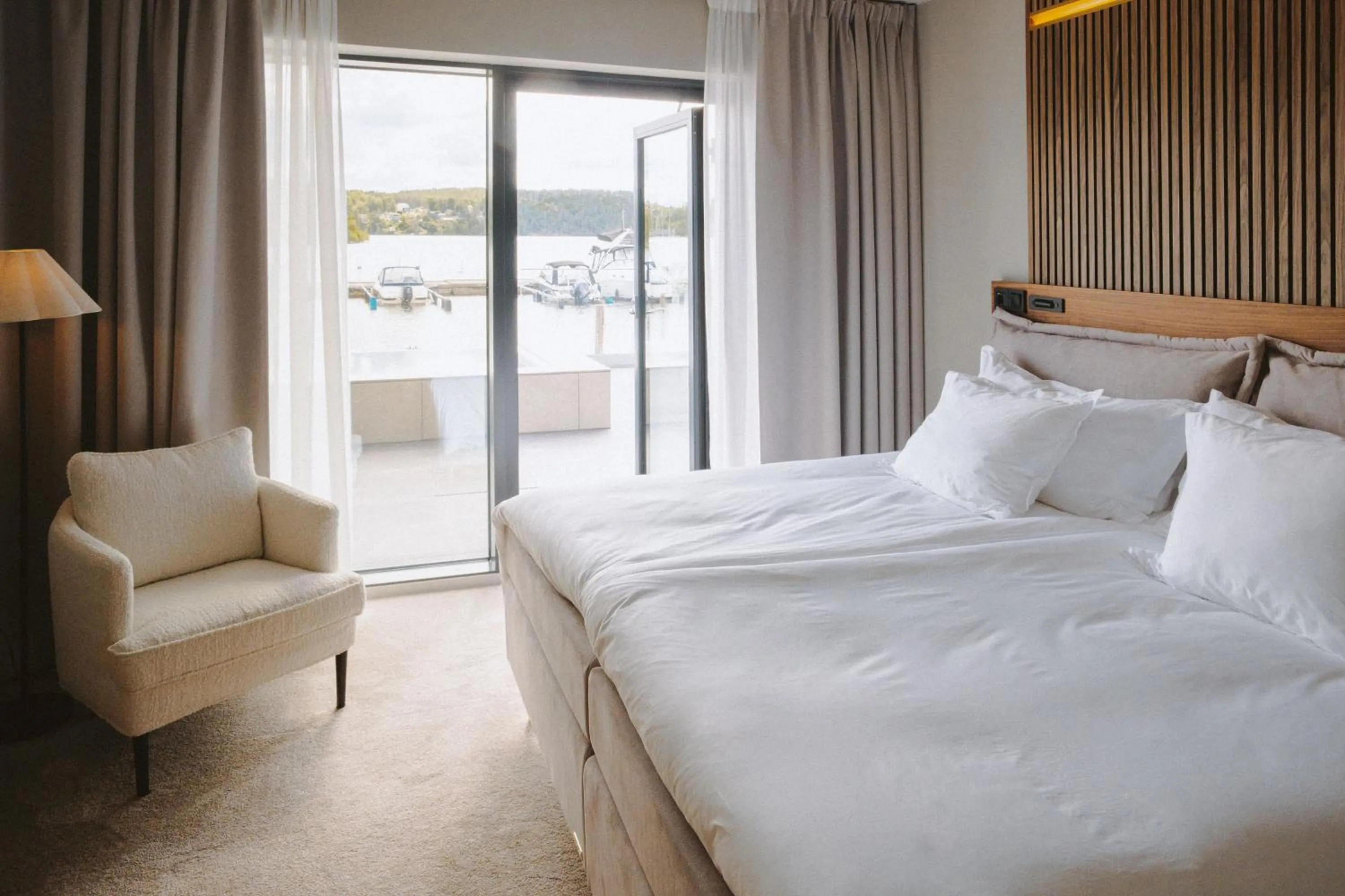 Twin Room with Lake View - single occupancy in Season Hotel