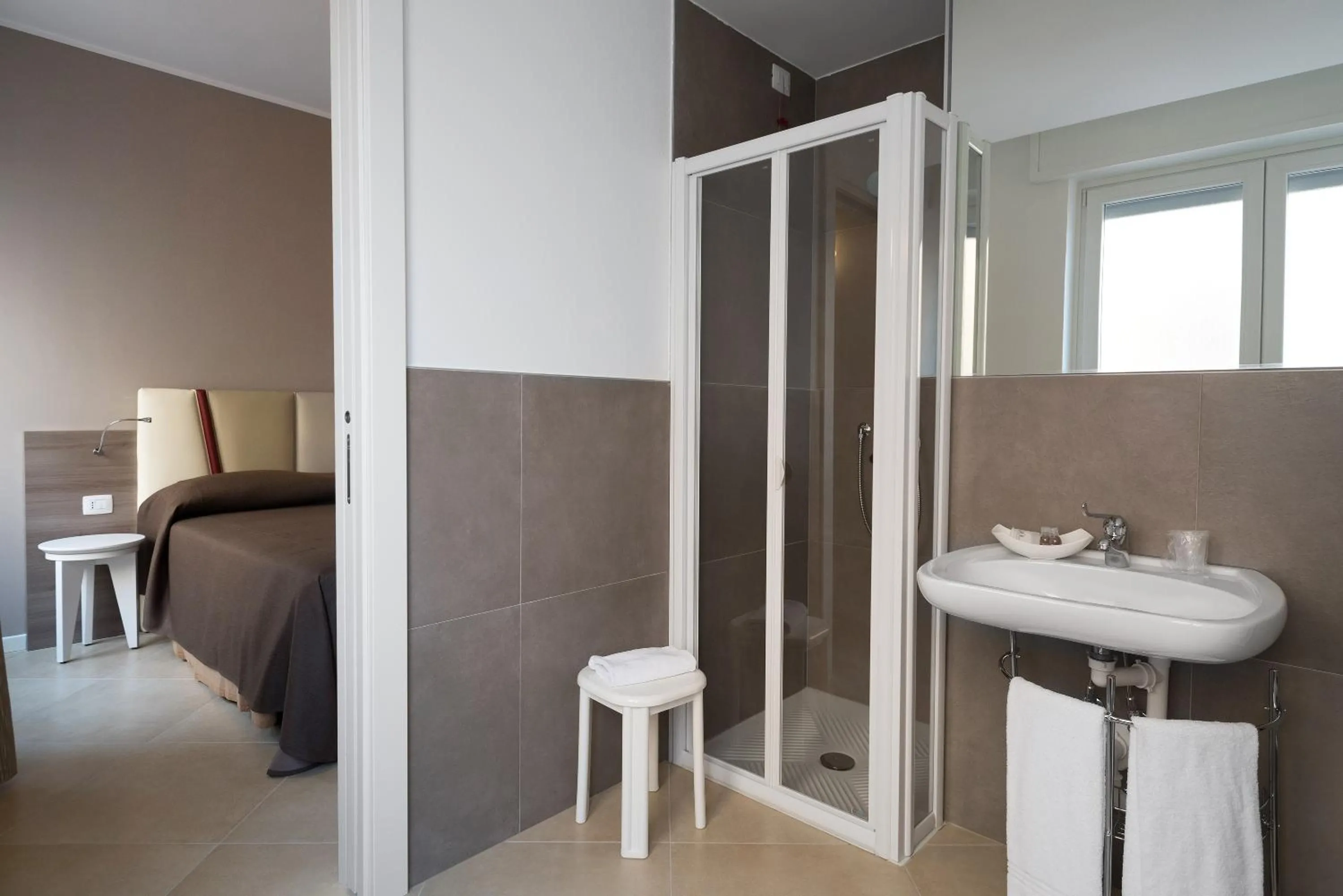 Bathroom, Bed in Guesthouse Verona