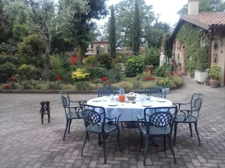 Patio in Cascina CORTEPRIMAVERA, B&B del Baliot