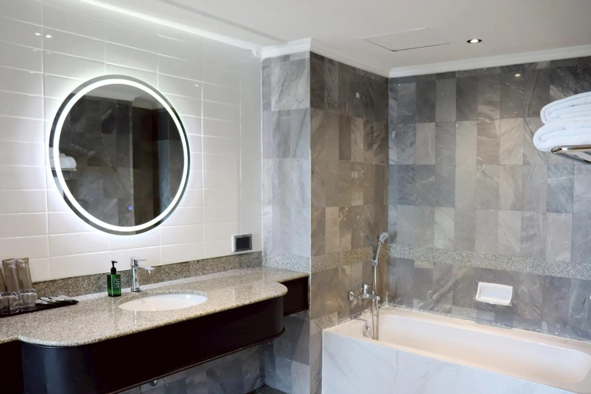 Shower in The Quarter Saphankhwai by UHG