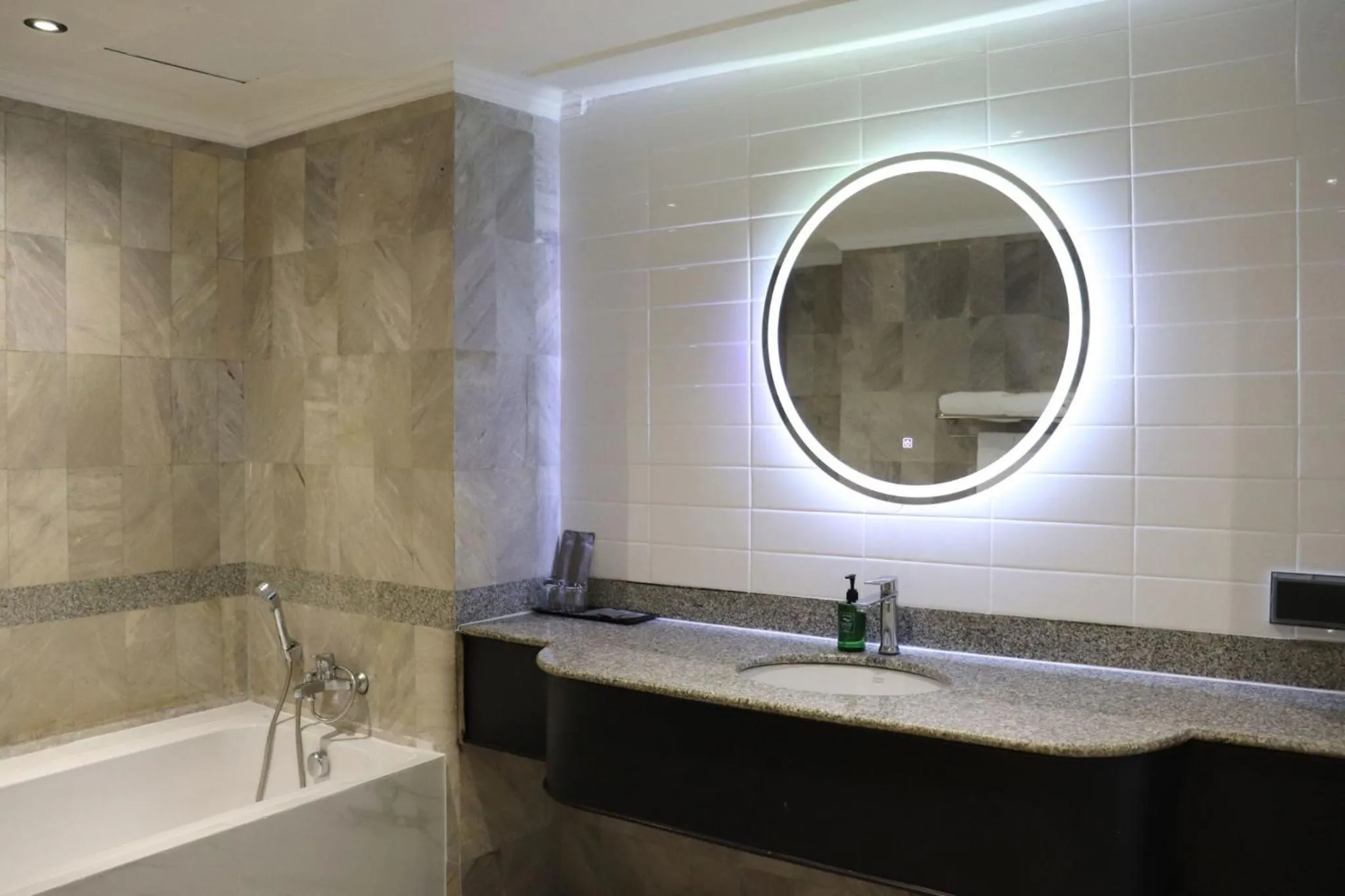 Shower in The Quarter Saphankhwai by UHG