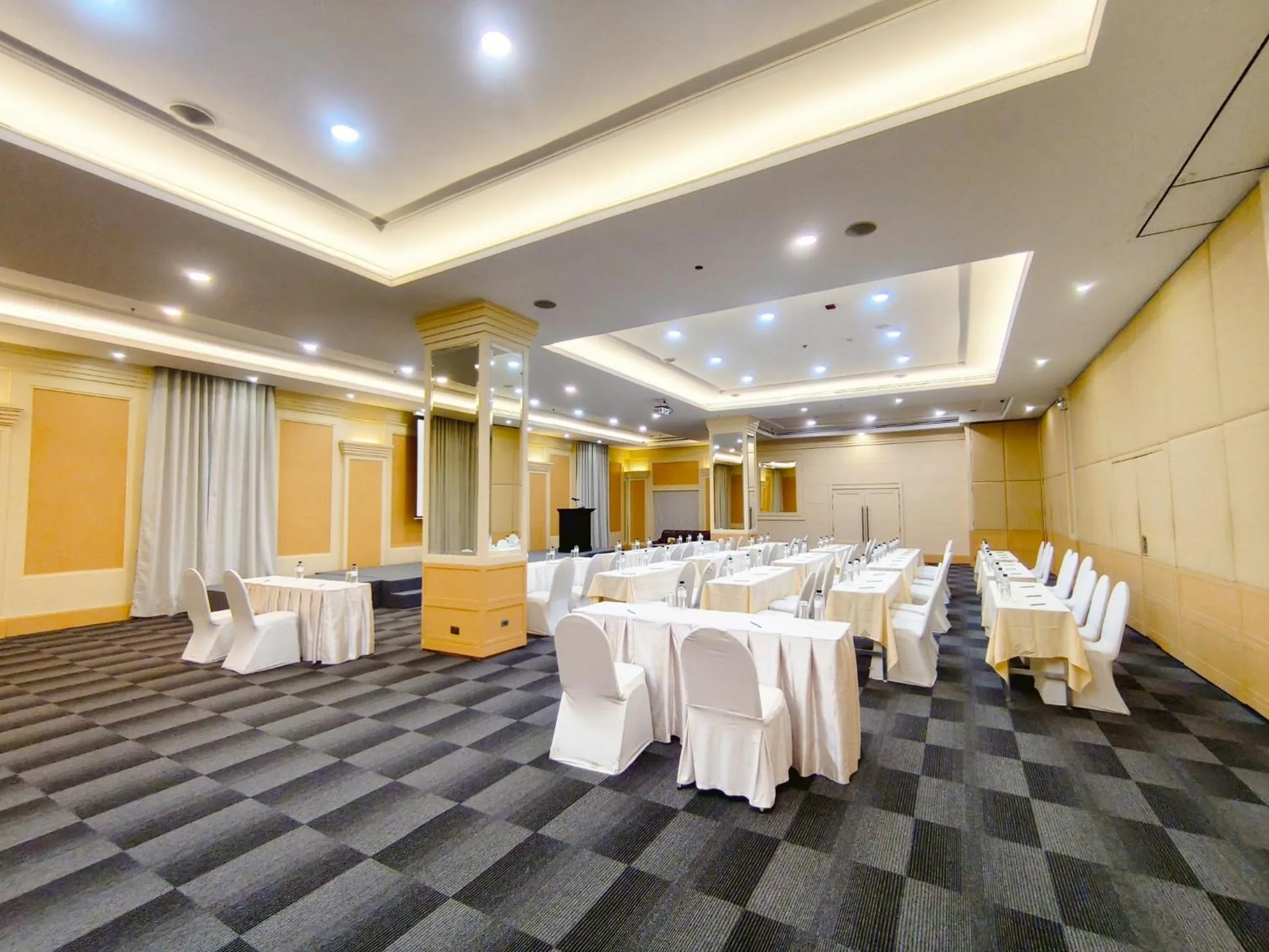 Meeting/conference room in The Quarter Saphankhwai by UHG
