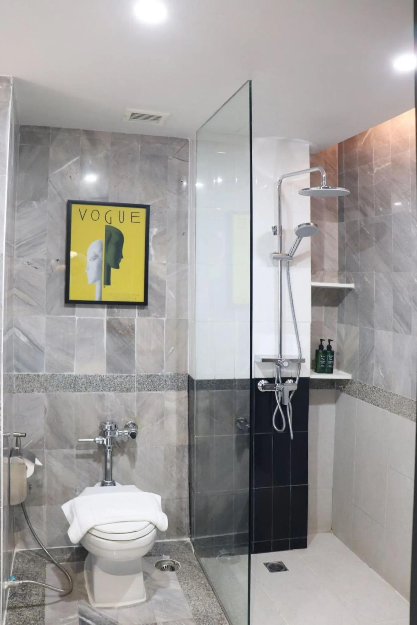 Bathroom in The Quarter Saphankhwai by UHG