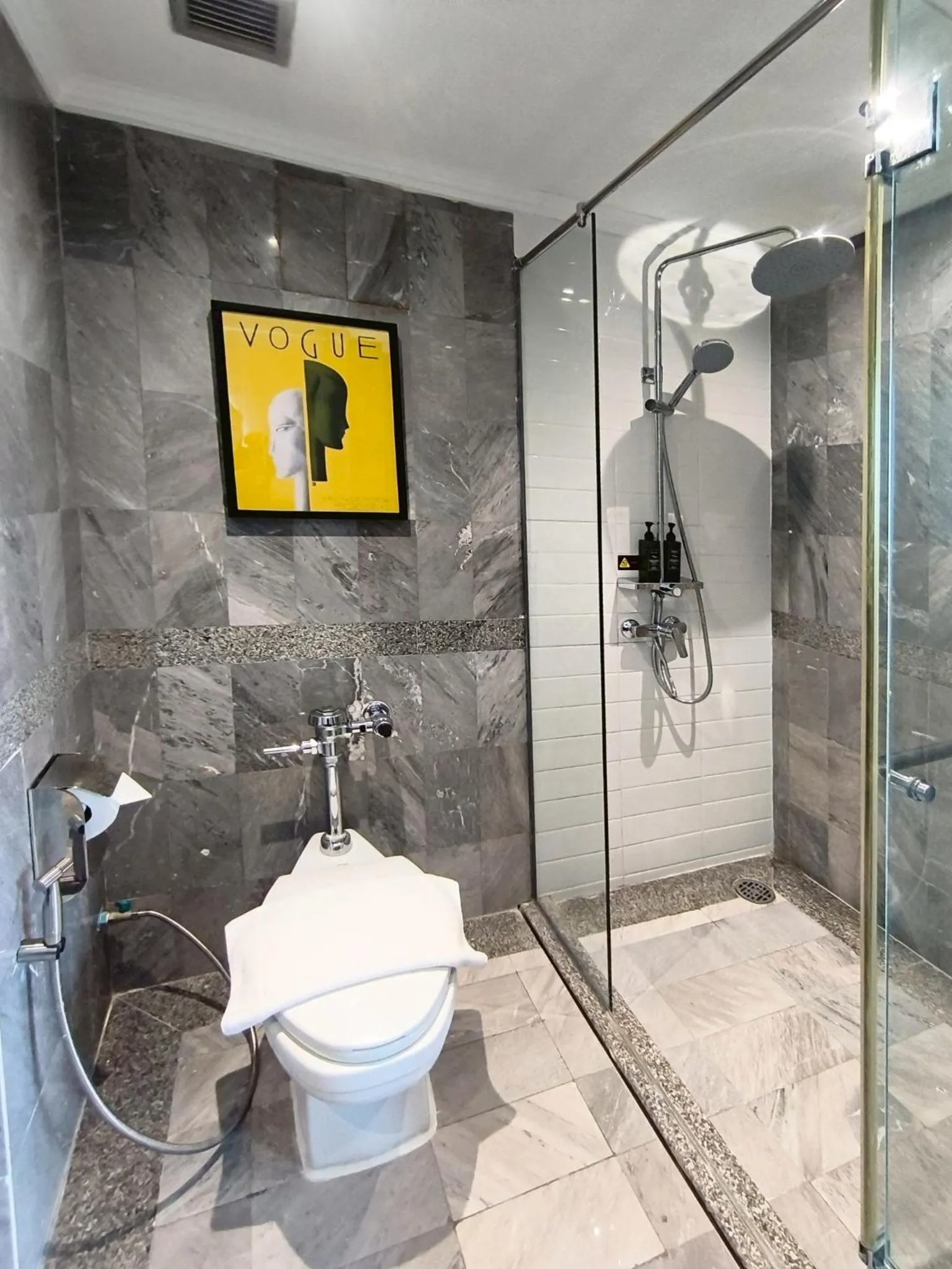 Shower in The Quarter Saphankhwai by UHG