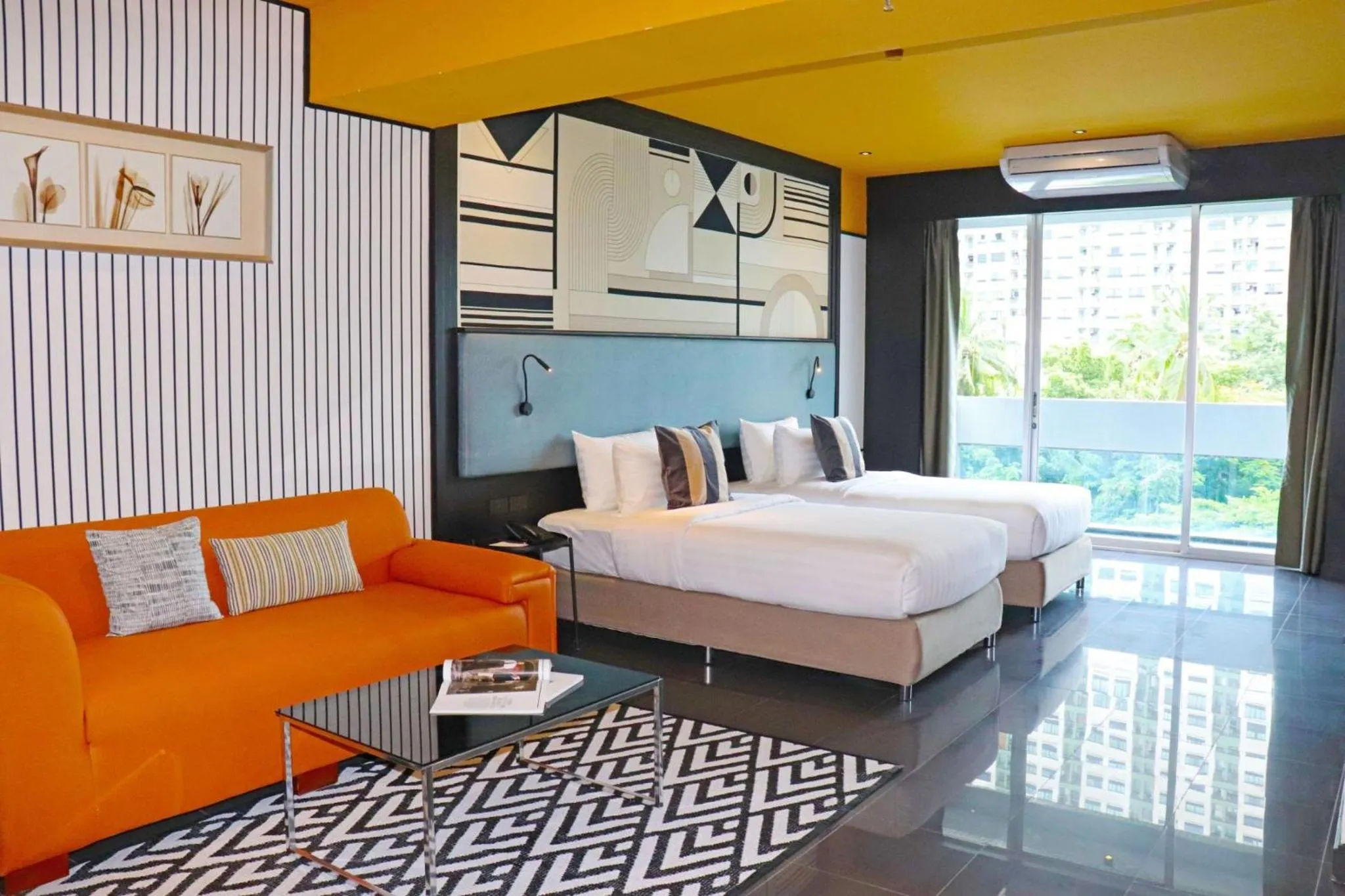 Living room, Bed in The Quarter Saphankhwai by UHG